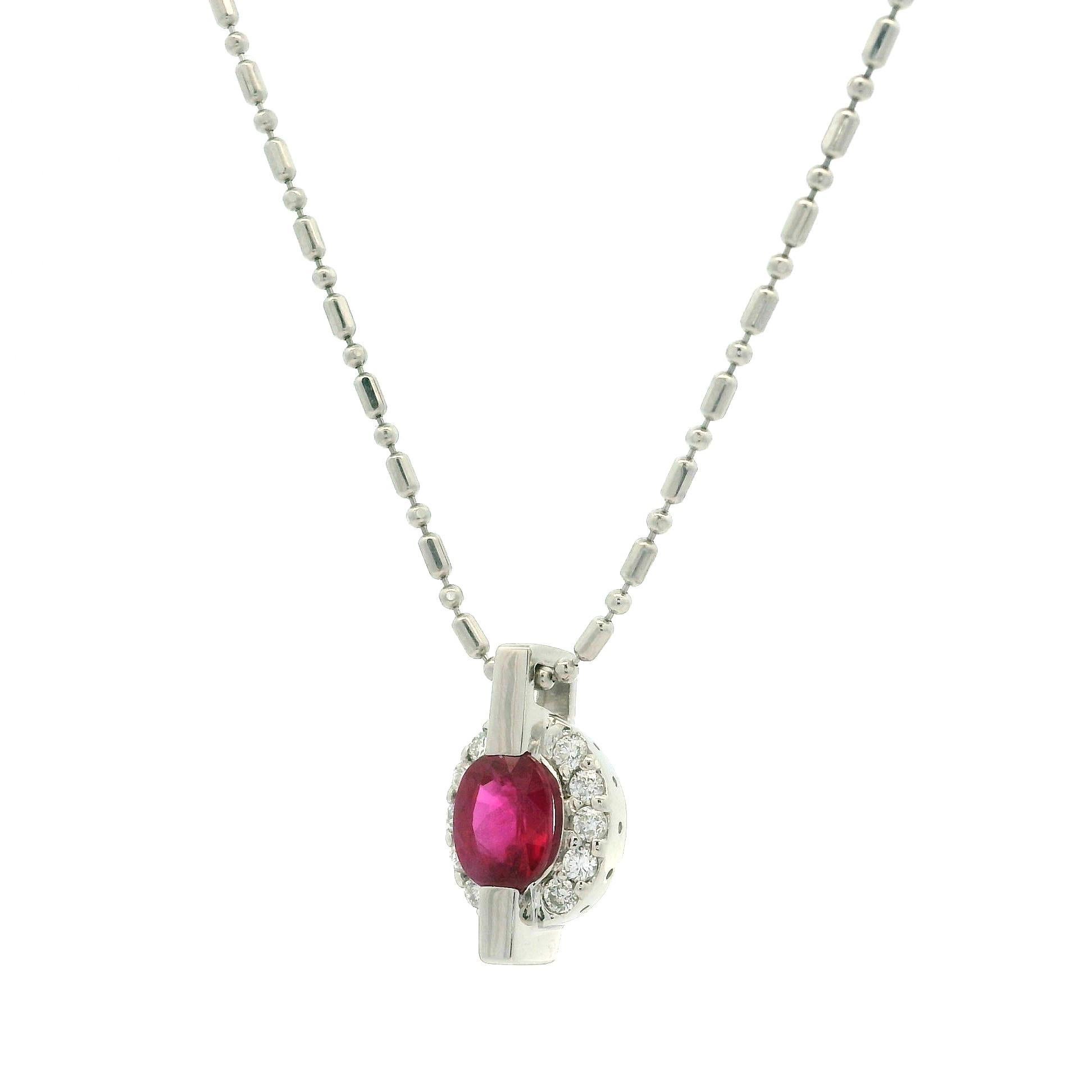 Collar Colgante de Platino GIA 1.23ctw Rubí Ovalado de Birmania c/ Halo de Diamantes en venta 5