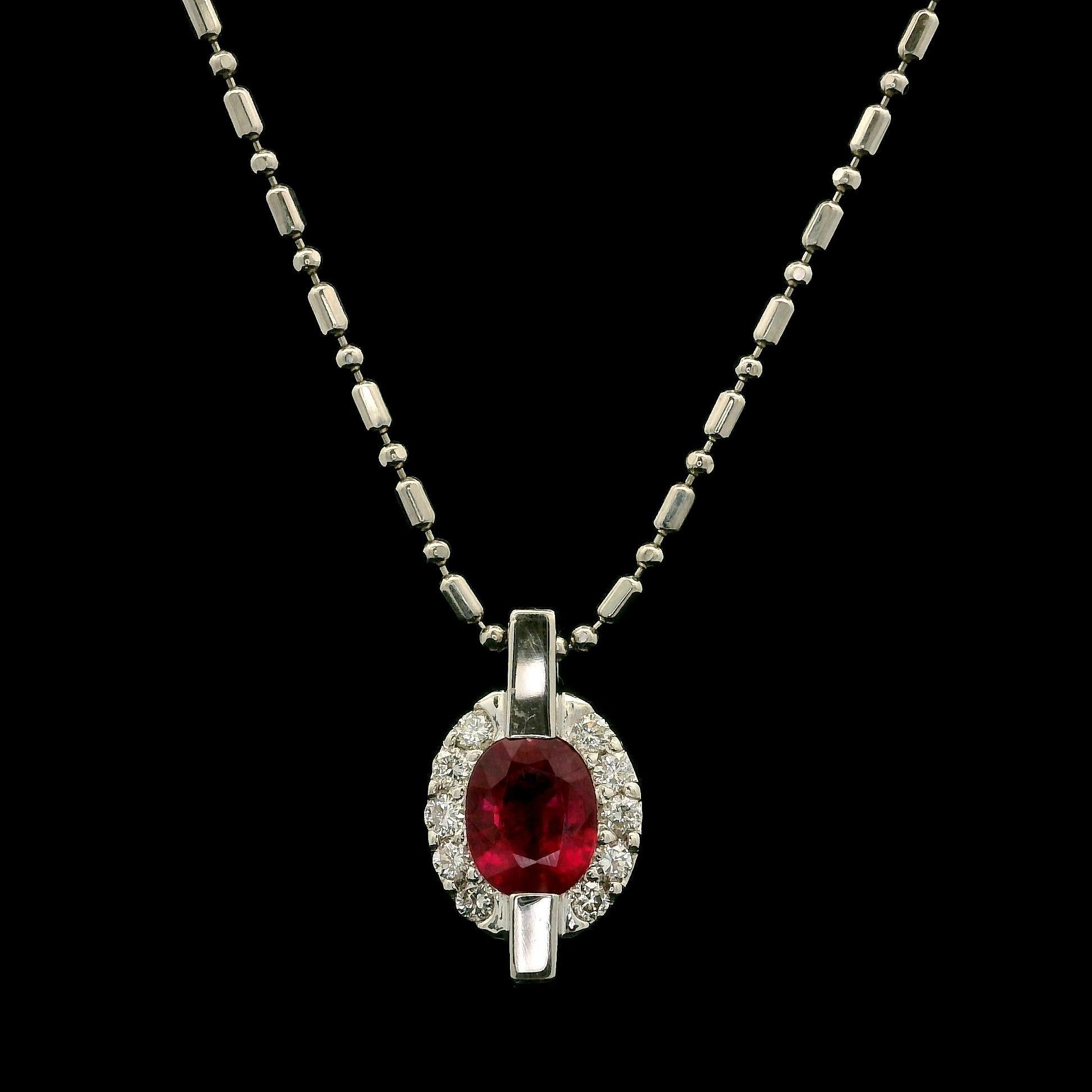 Collar Colgante de Platino GIA 1.23ctw Rubí Ovalado de Birmania c/ Halo de Diamantes en venta 7
