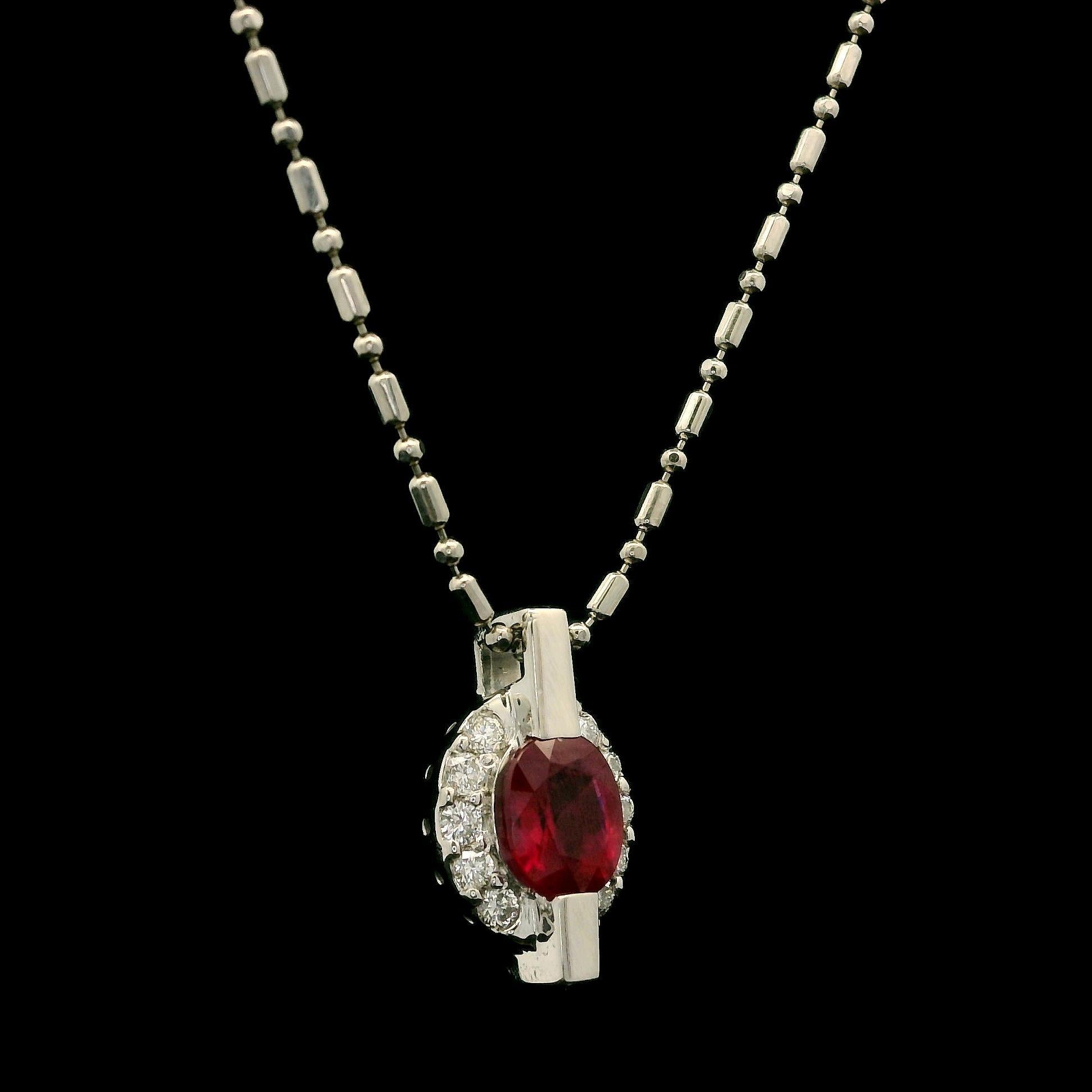 --Piedra(s):--
(1) Rubí auténtico natural - Corte oval - Engarce en canal - Color rojo - Birmania - Calentado - 1,03ct (exacto, estampado)
*Ver detalles de la certificación más abajo*.
(10) Diamantes Genuinos Naturales - Talla Brillante Redonda -