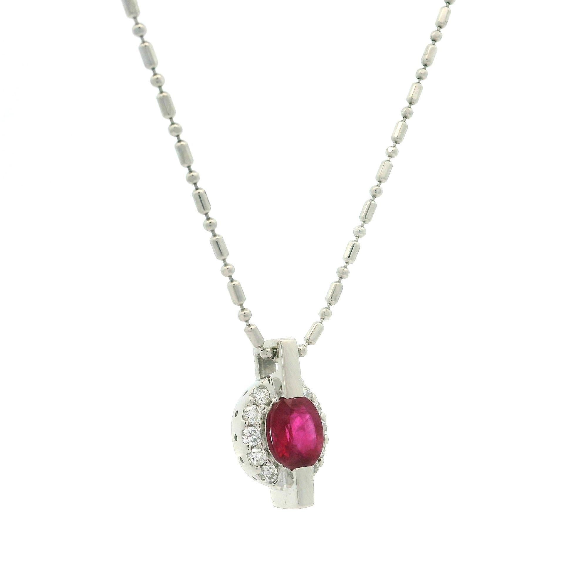 Collar Colgante de Platino GIA 1.23ctw Rubí Ovalado de Birmania c/ Halo de Diamantes en venta 3
