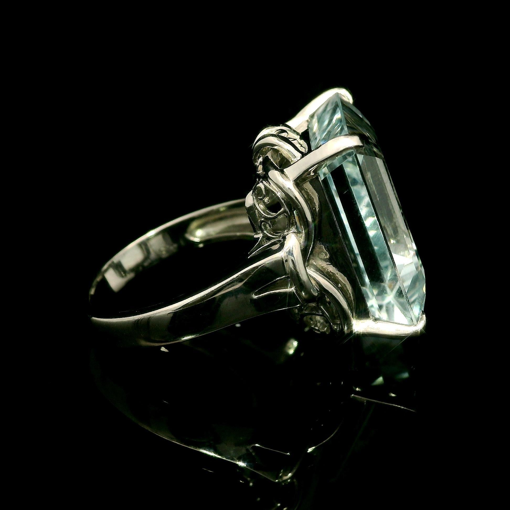 Anello solitario in platino GIA 14,30ct con acquamarina taglio Step rettangolare grande In condizioni ottime in vendita a Montclair, NJ