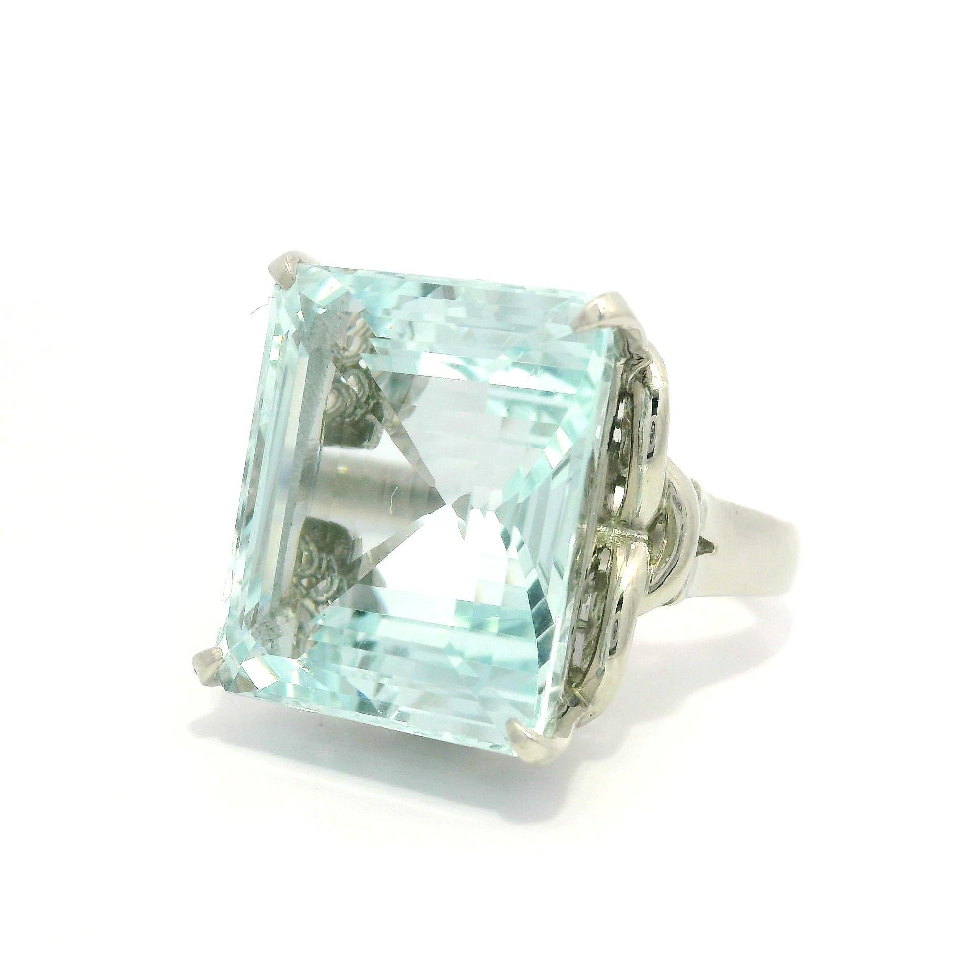 Anello solitario in platino GIA 14,30ct con acquamarina taglio Step rettangolare grande in vendita
