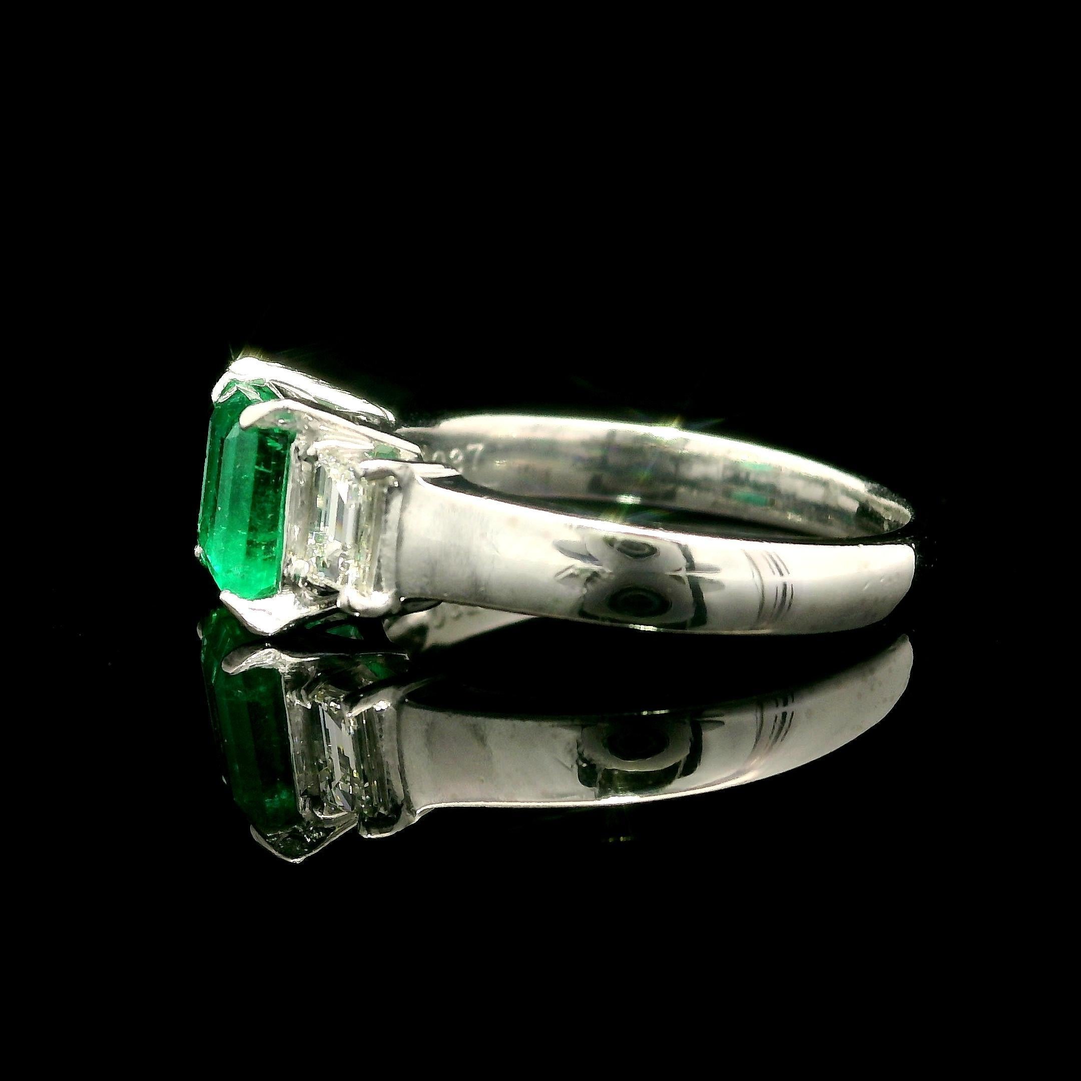 Platinum GIA 1.47ctw Colombian Emerald w/ Diamond Sides 3 Stone Engagement Ring For Sale 11