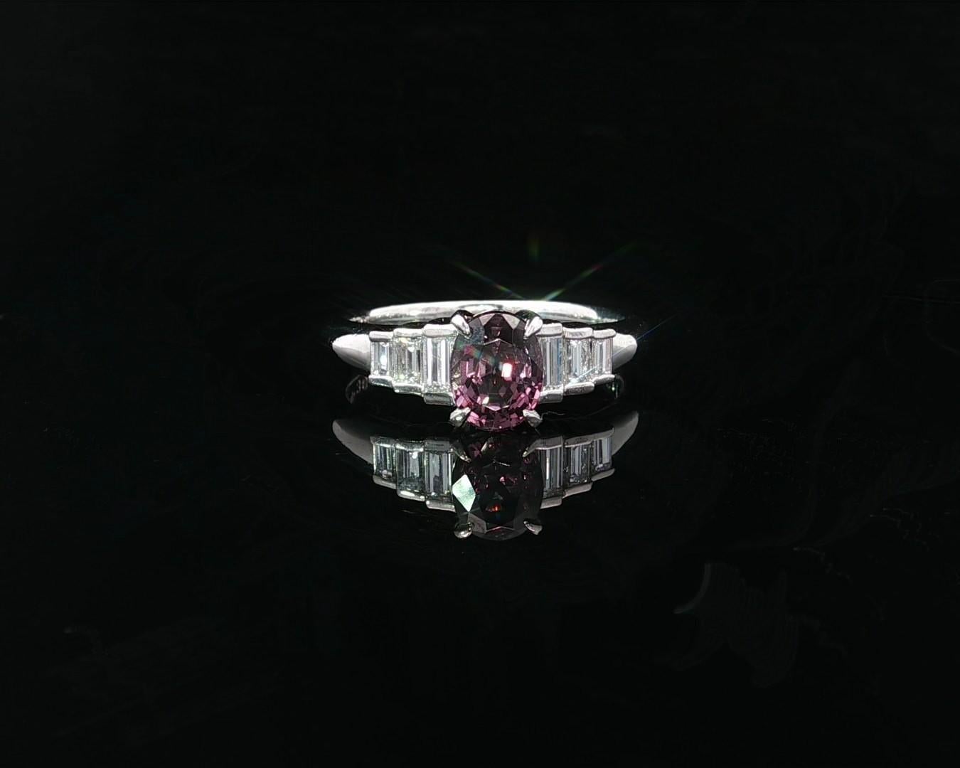 Anillo de Platino GIA 1.51ct Azul Púrpura Cambio de Color Granate con Diamantes Paso a Lado en venta 5