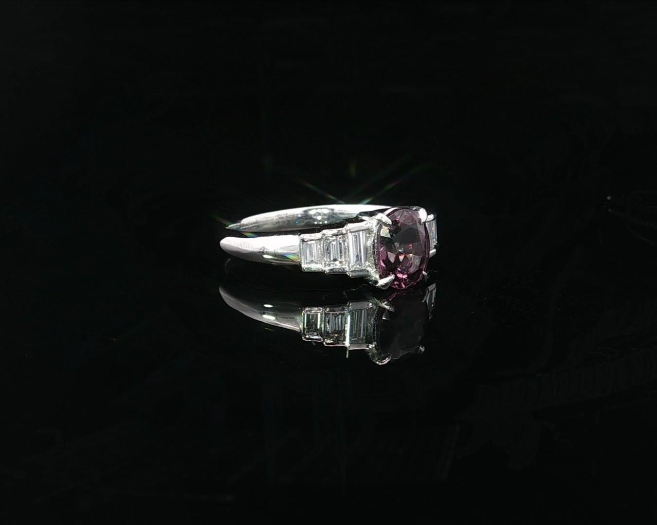 Anillo de Platino GIA 1.51ct Azul Púrpura Cambio de Color Granate con Diamantes Paso a Lado en venta 6