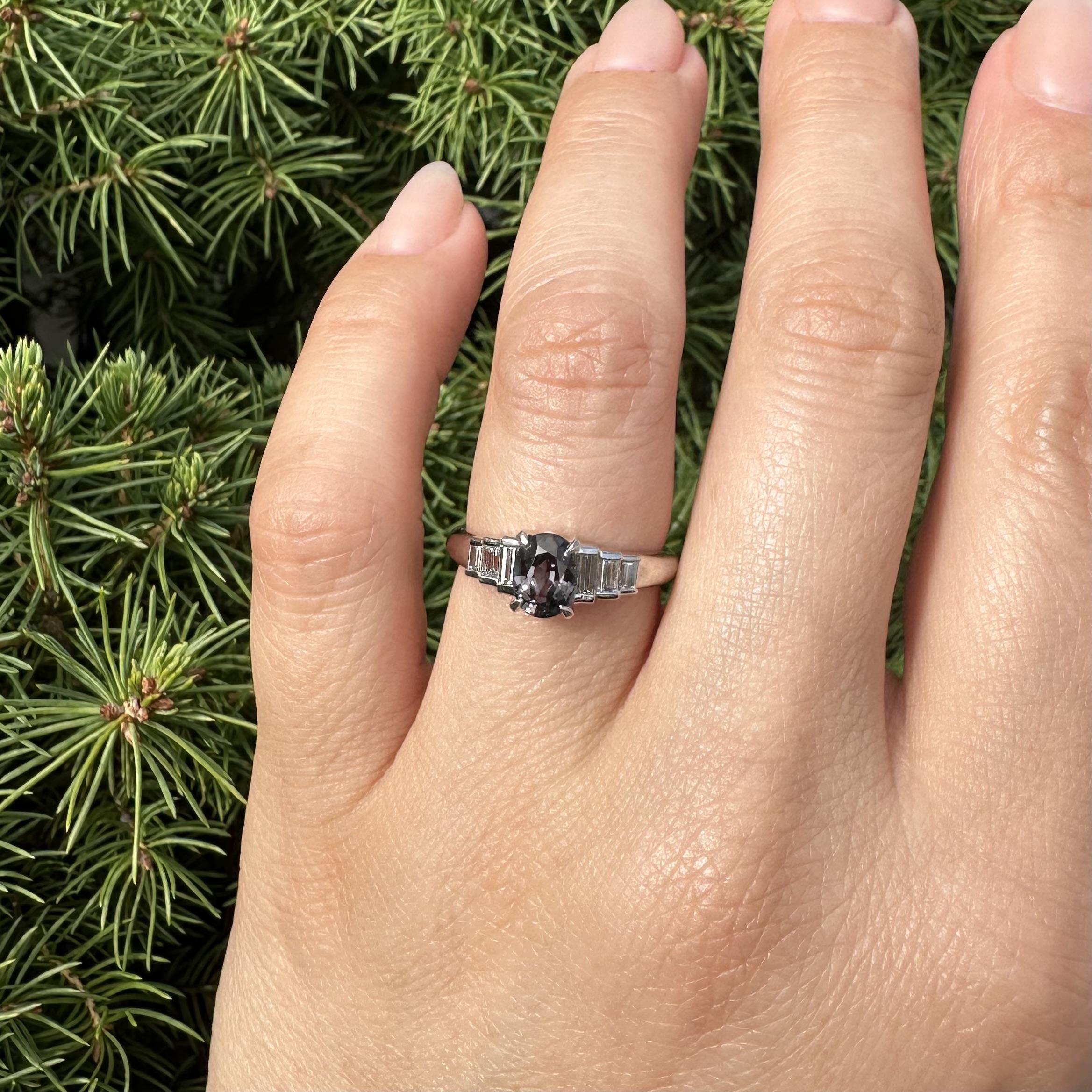 Anillo de Platino GIA 1.51ct Azul Púrpura Cambio de Color Granate con Diamantes Paso a Lado en venta 11