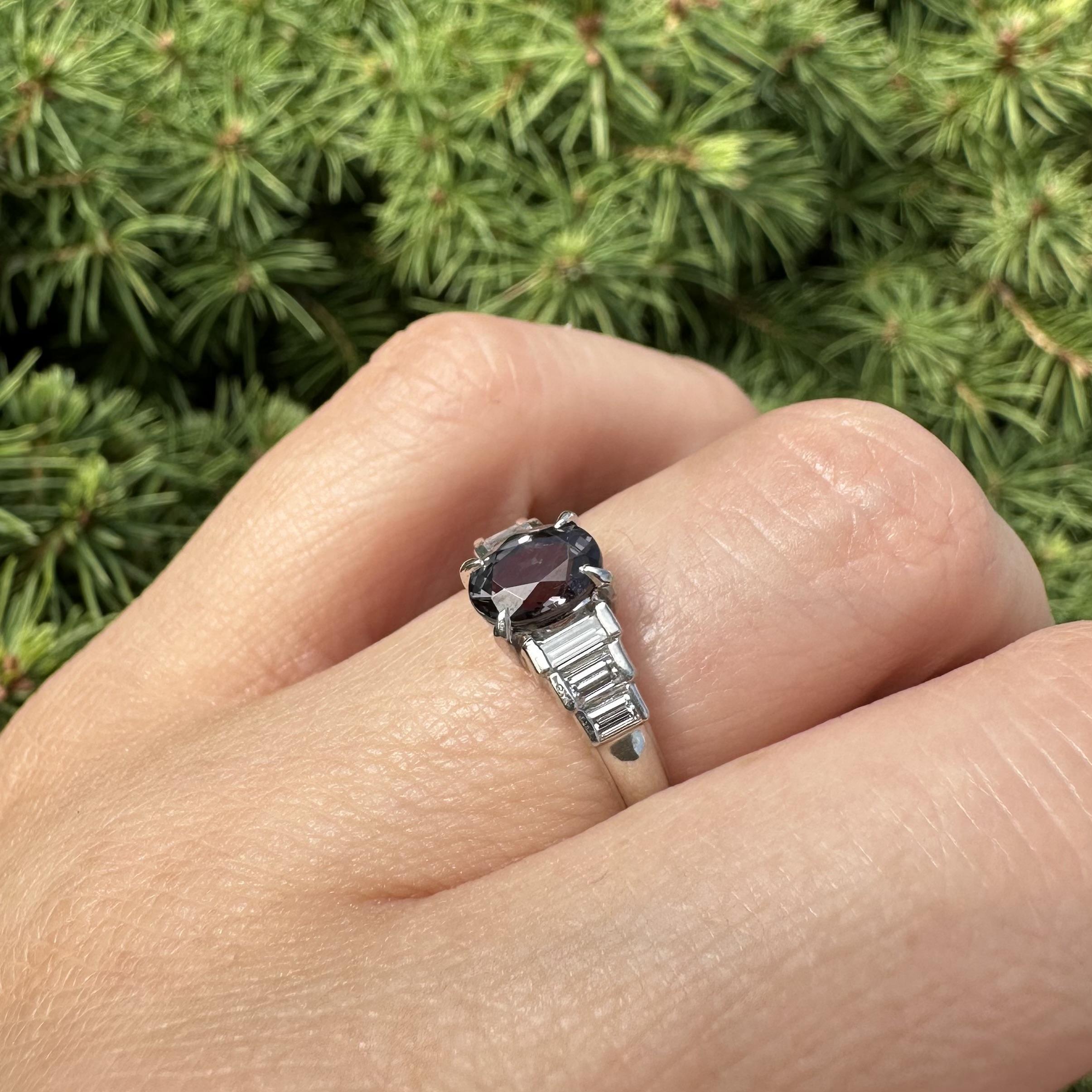 Anillo de Platino GIA 1.51ct Azul Púrpura Cambio de Color Granate con Diamantes Paso a Lado en venta 12