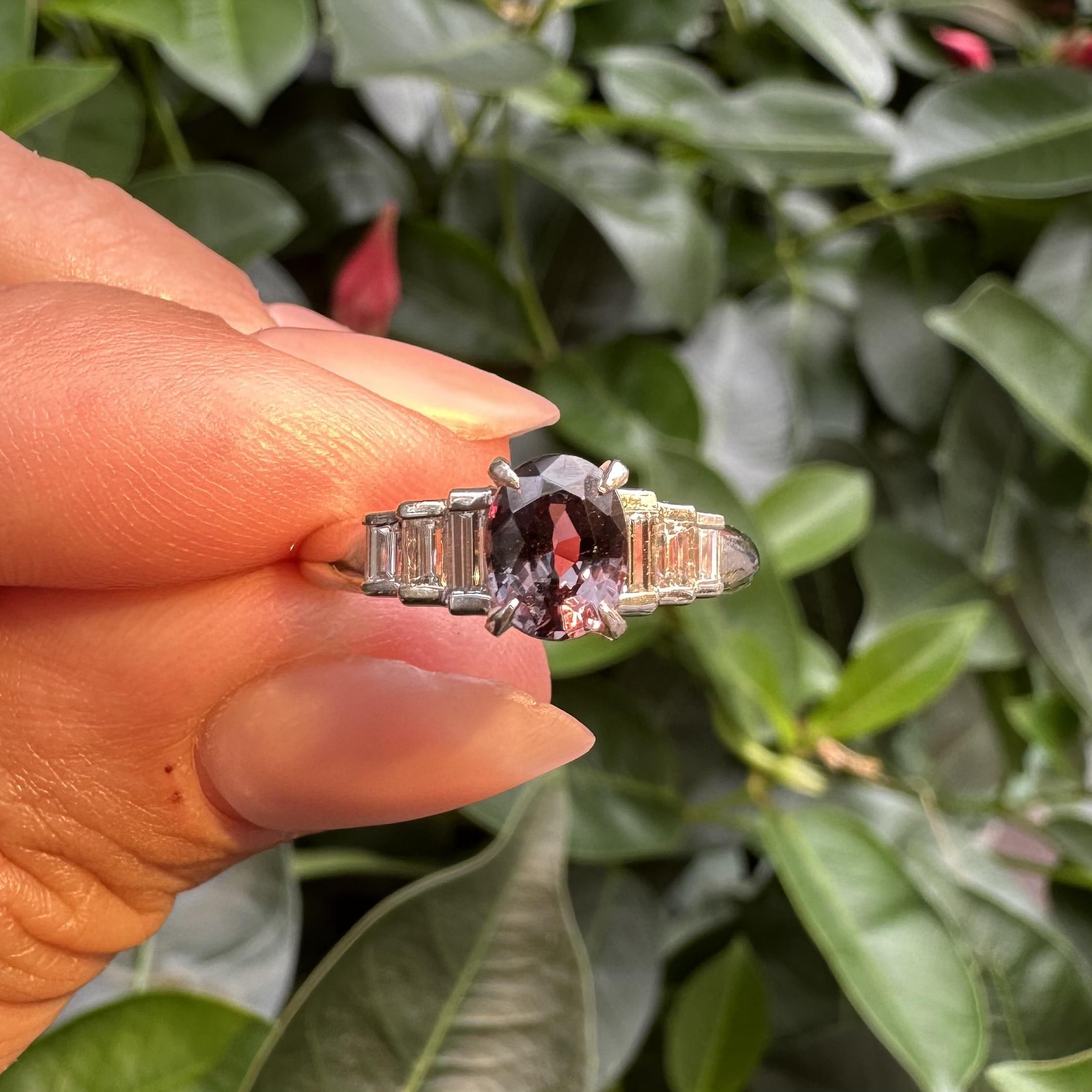 Anillo de Platino GIA 1.51ct Azul Púrpura Cambio de Color Granate con Diamantes Paso a Lado en venta 14