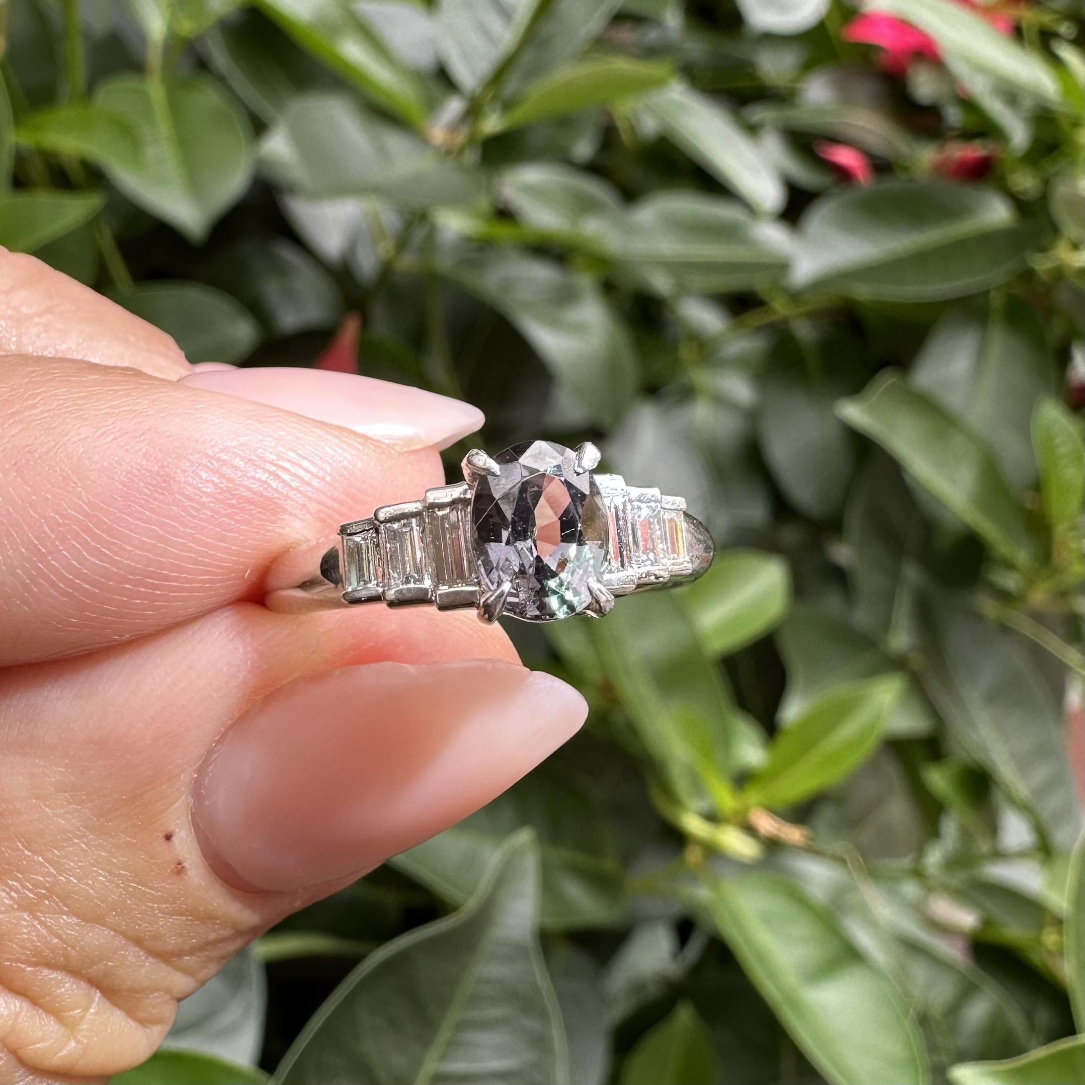 Anillo de Platino GIA 1.51ct Azul Púrpura Cambio de Color Granate con Diamantes Paso a Lado en venta 15