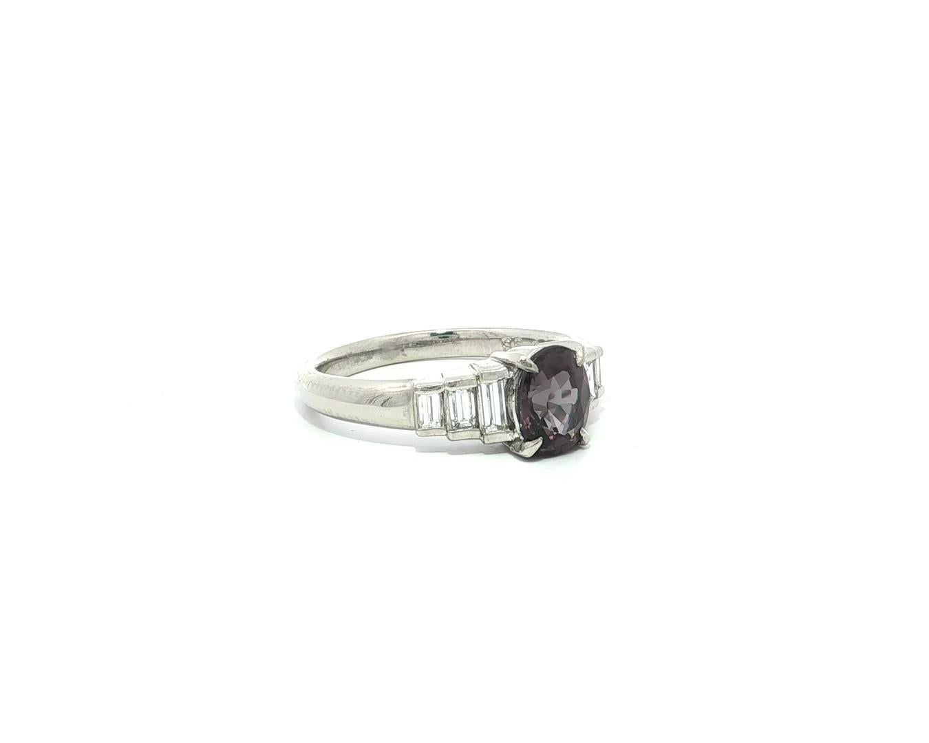 Anillo de Platino GIA 1.51ct Azul Púrpura Cambio de Color Granate con Diamantes Paso a Lado Corte brillante en venta
