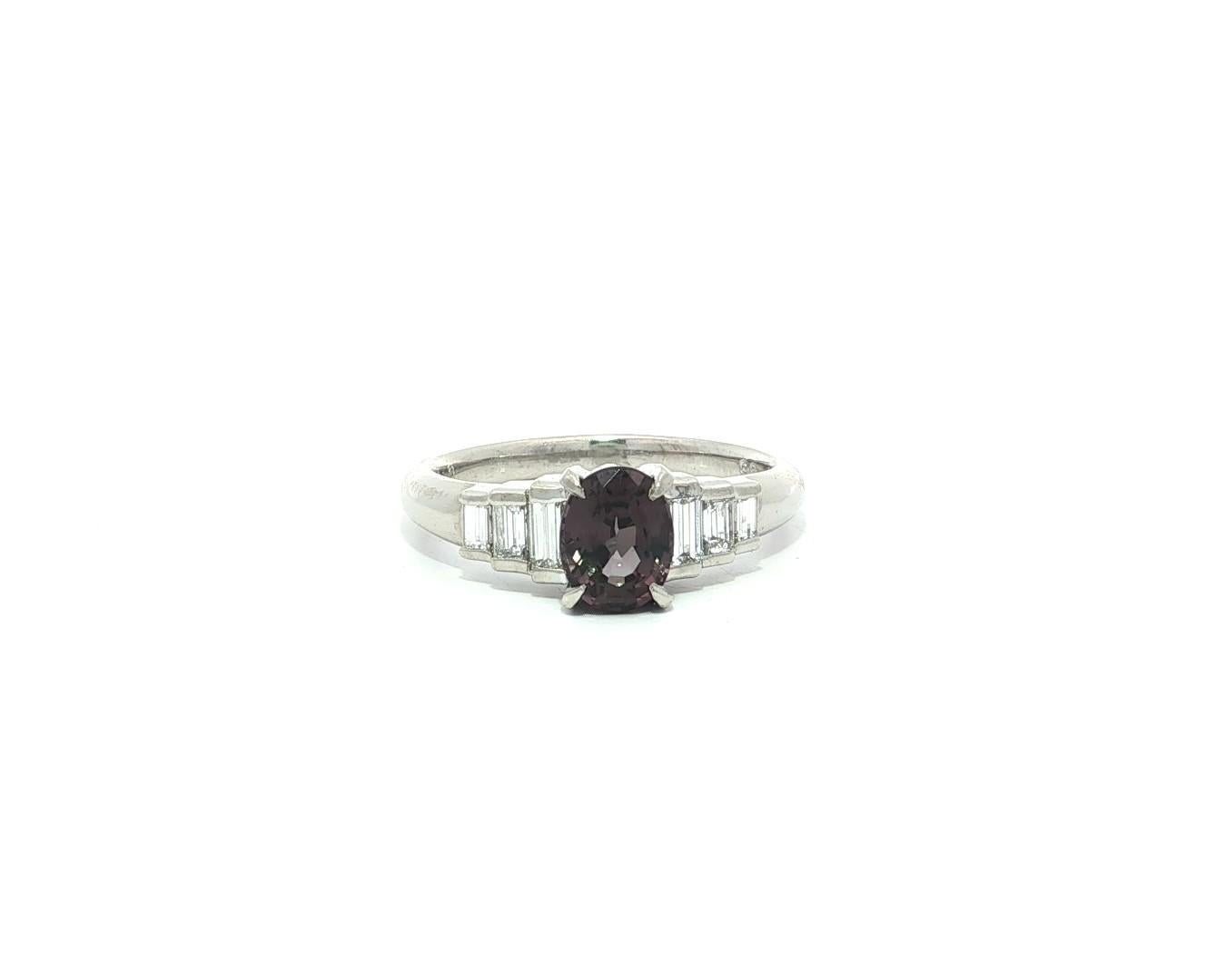 Platino GIA 1,51ct Granato blu viola con diamanti ai lati Anello con diamanti