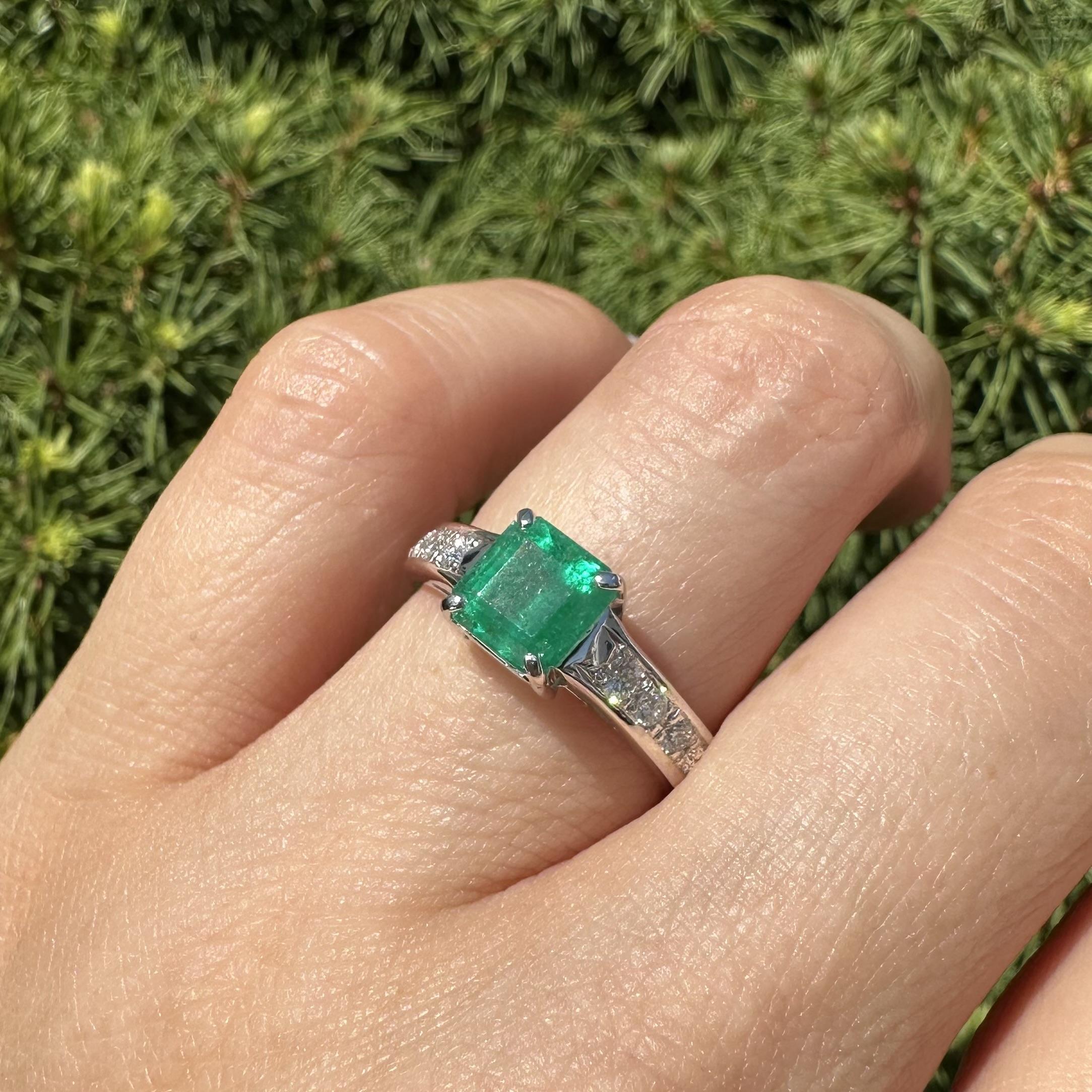Platin GIA 1,61ctw kolumbianischen Smaragd Solitär w / Diamant-Verlobungsring im Zustand „Hervorragend“ im Angebot in Montclair, NJ