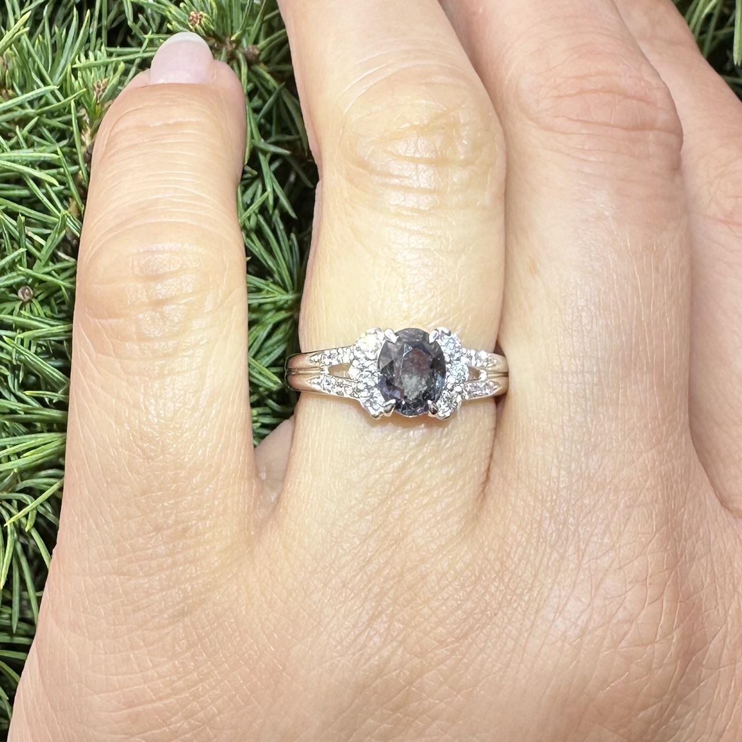 Anello in platino GIA da 1,67 carati ovale con variazione di colore da blu a viola con diamante in vendita 6