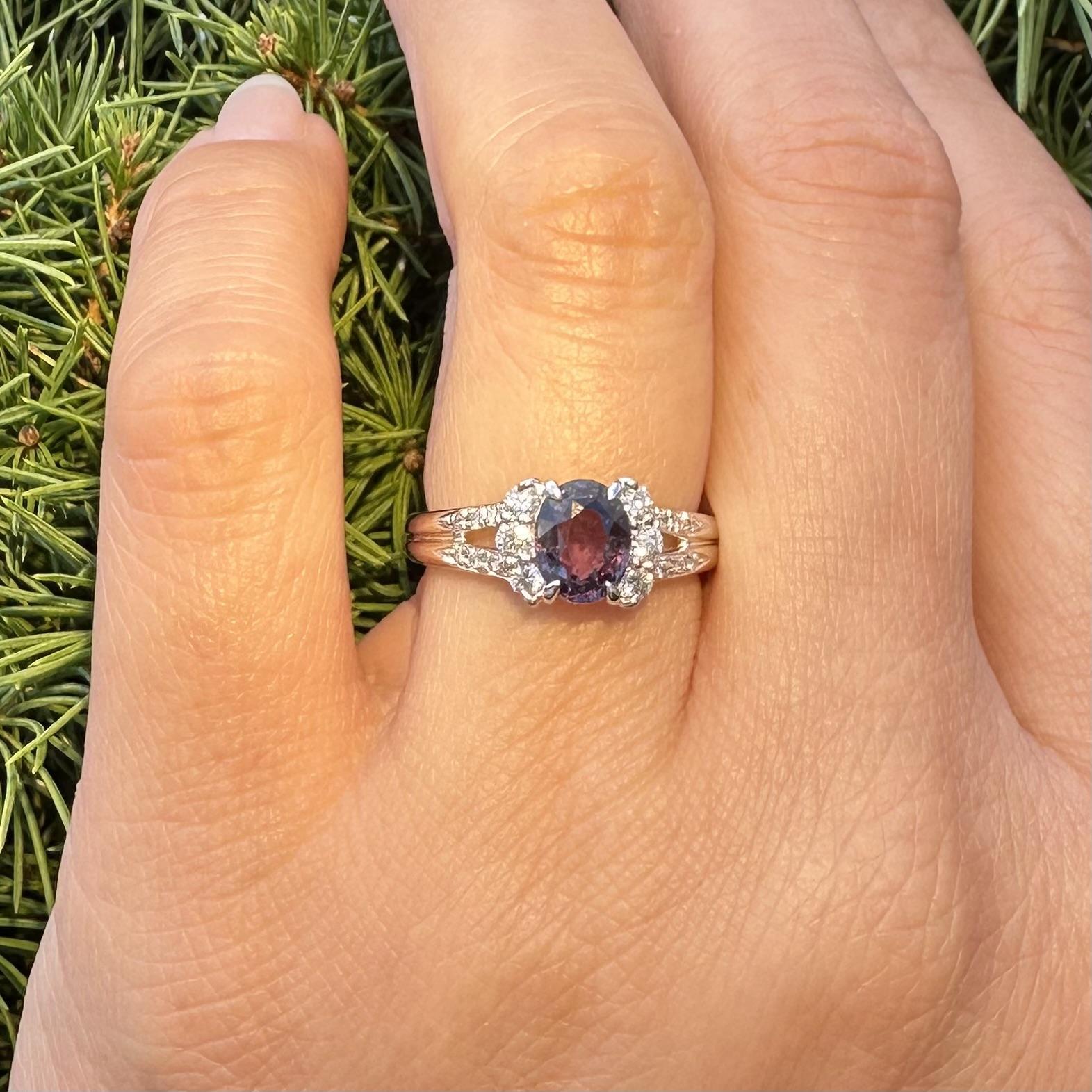 Anello in platino GIA da 1,67 carati ovale con variazione di colore da blu a viola con diamante in vendita 7