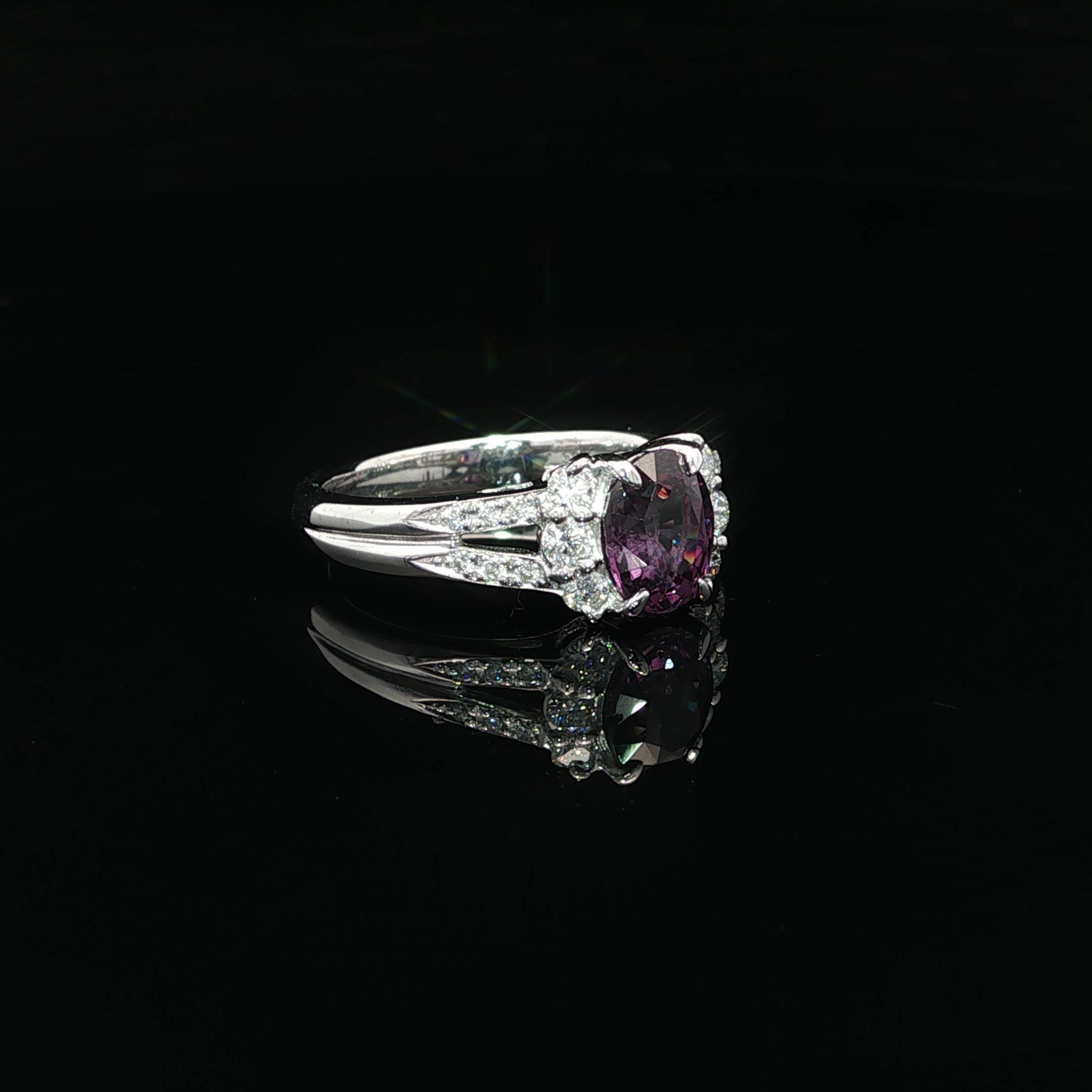 Taglio brillante Anello in platino GIA da 1,67 carati ovale con variazione di colore da blu a viola con diamante in vendita