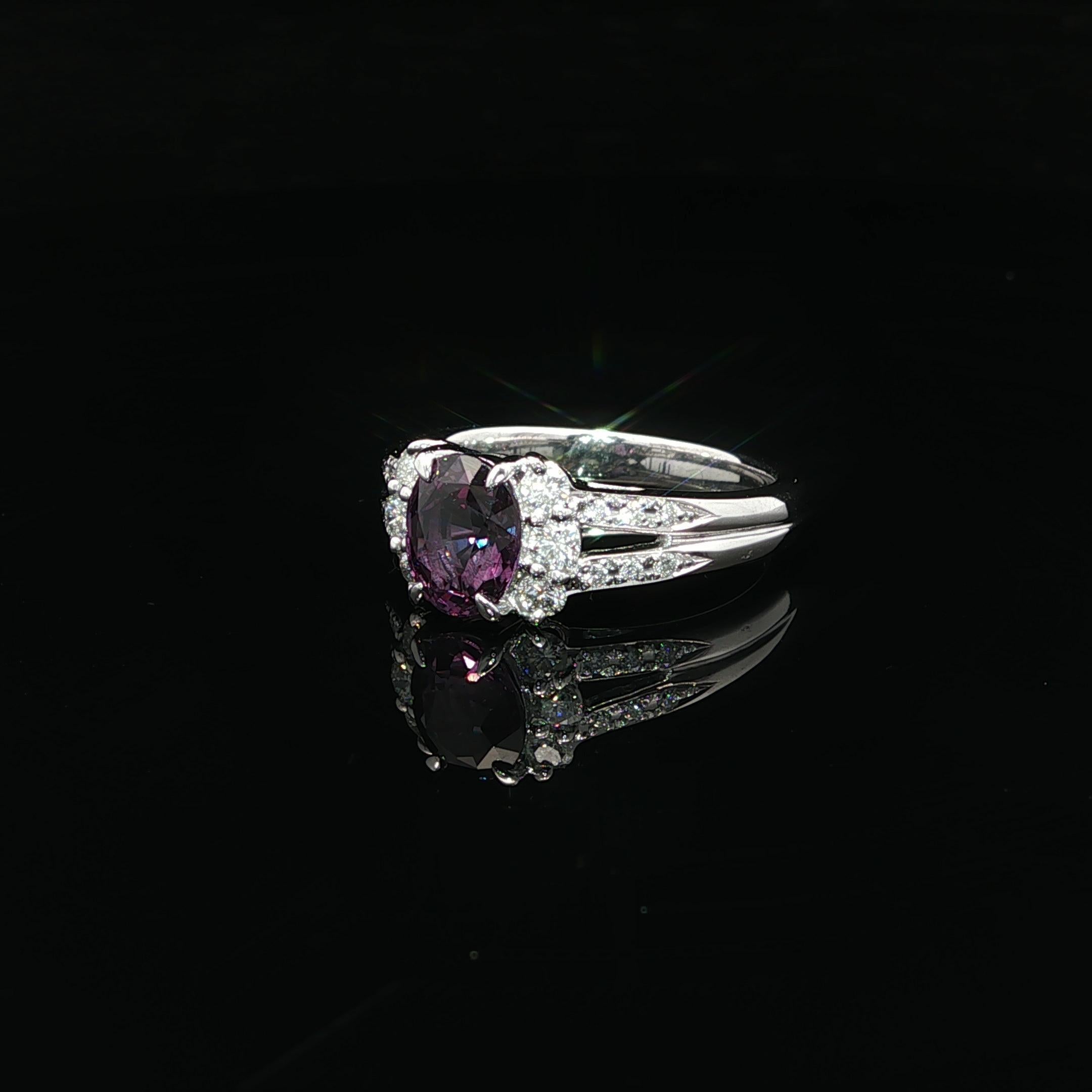Anello in platino GIA da 1,67 carati ovale con variazione di colore da blu a viola con diamante In condizioni ottime in vendita a Montclair, NJ