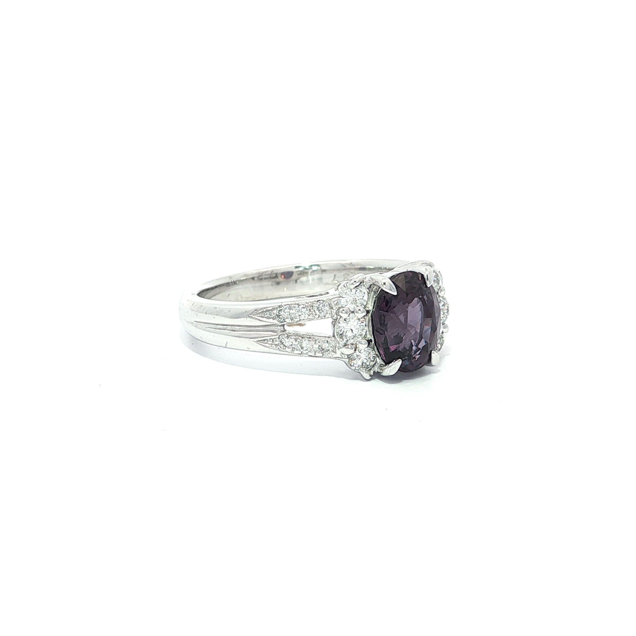Anello in platino GIA da 1,67 carati ovale con variazione di colore da blu a viola con diamante in vendita 1