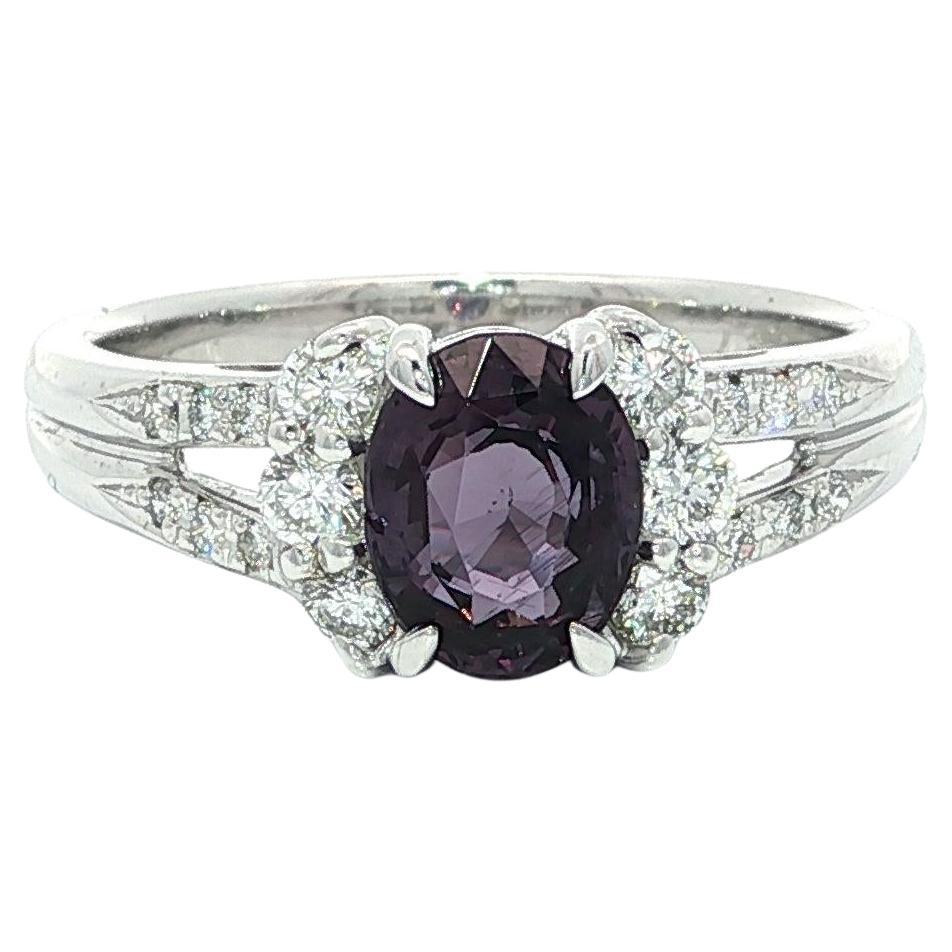 Anello in platino GIA da 1,67 carati ovale con variazione di colore da blu a viola con diamante in vendita