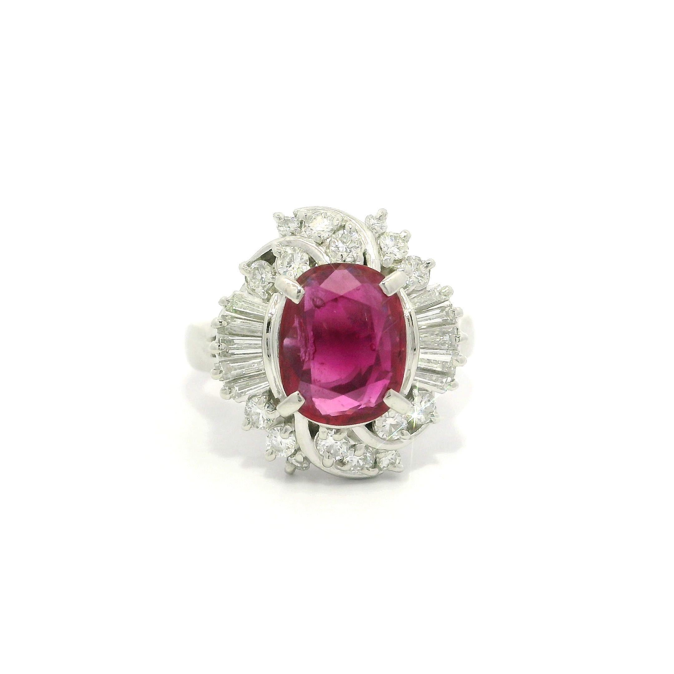 Anello da cocktail in platino GIA da 1,68 carati con rubino a cuscino, diamanti rotondi e taglio baguette in vendita 5