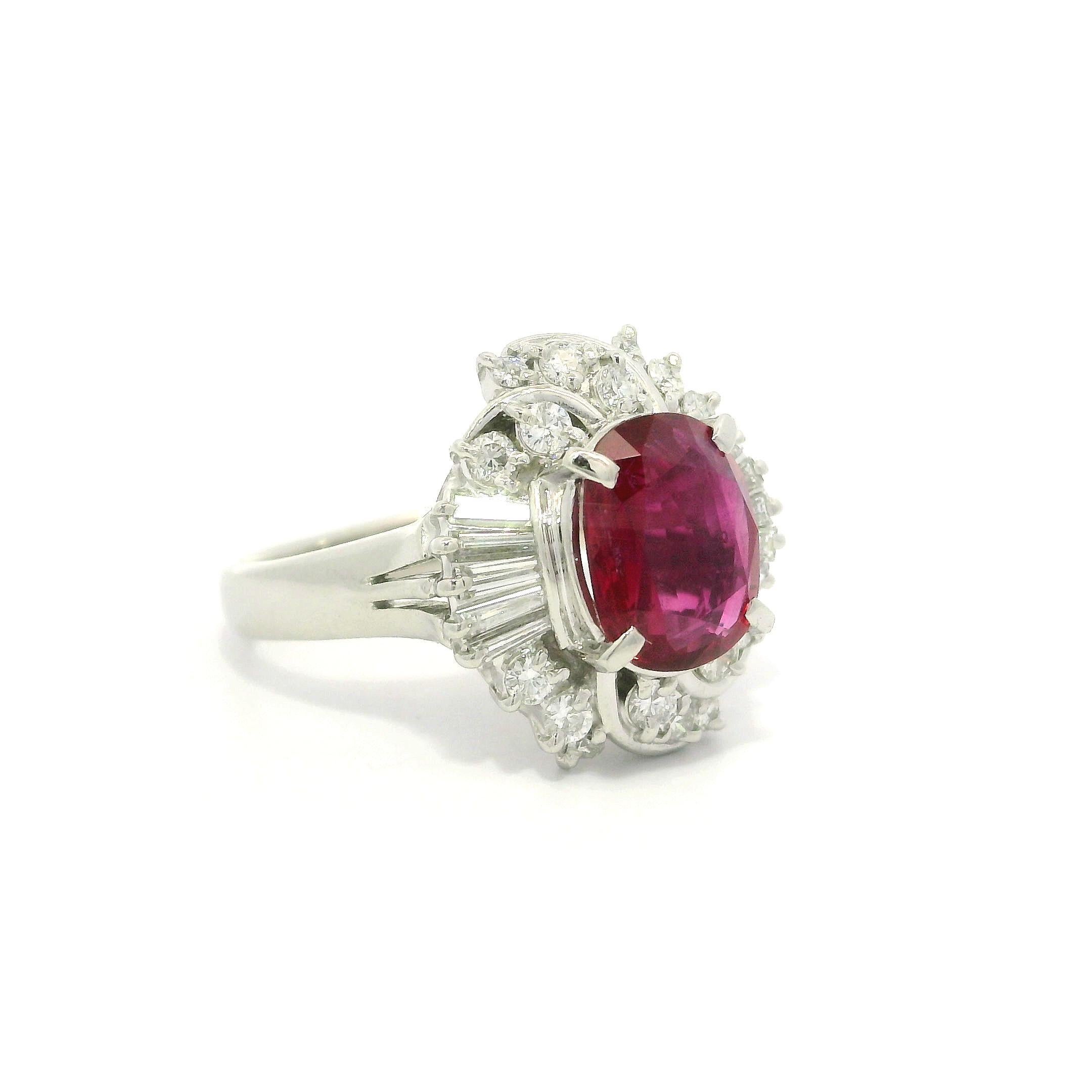 Anello da cocktail in platino GIA da 1,68 carati con rubino a cuscino, diamanti rotondi e taglio baguette in vendita 6
