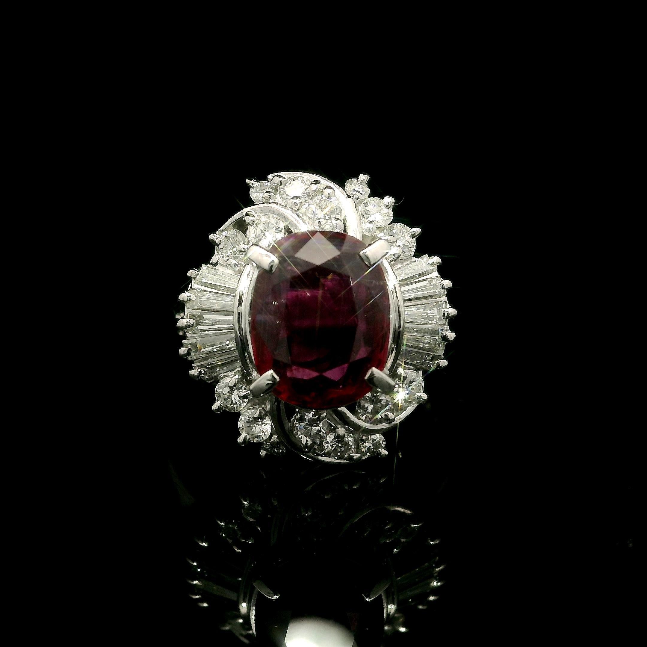 Anello da cocktail in platino GIA da 1,68 carati con rubino a cuscino, diamanti rotondi e taglio baguette in vendita 7