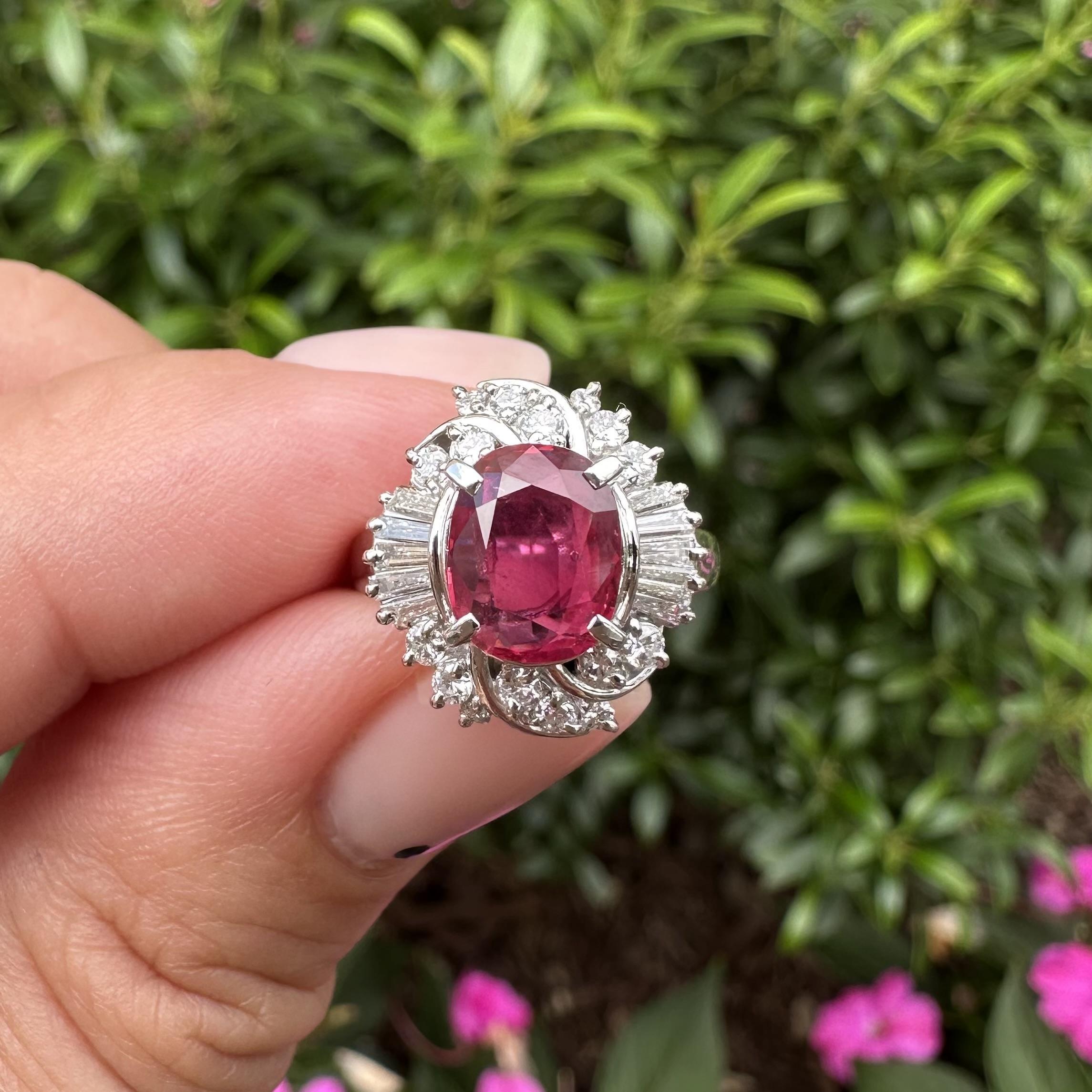 Anello da cocktail in platino GIA da 1,68 carati con rubino a cuscino, diamanti rotondi e taglio baguette in vendita 8