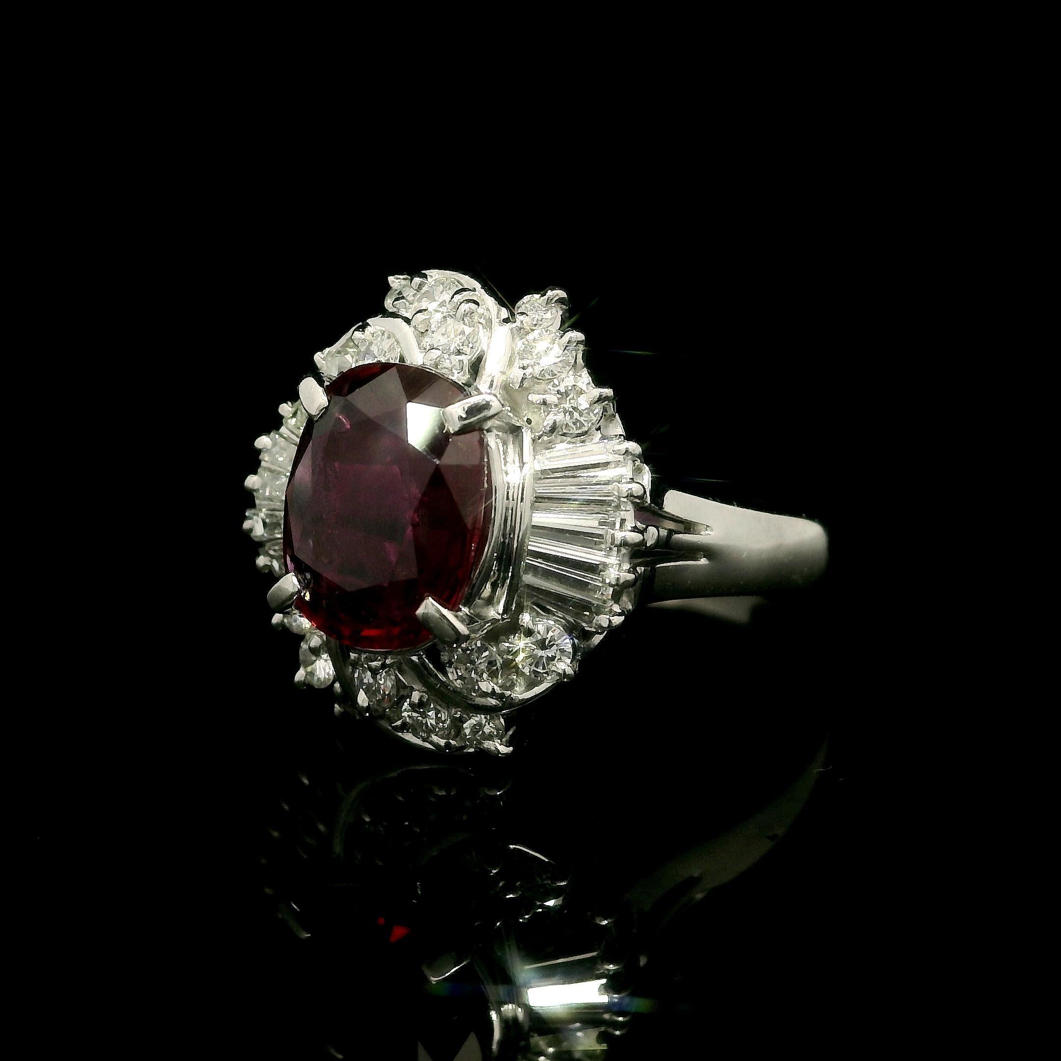 Taglio cuscino Anello da cocktail in platino GIA da 1,68 carati con rubino a cuscino, diamanti rotondi e taglio baguette in vendita