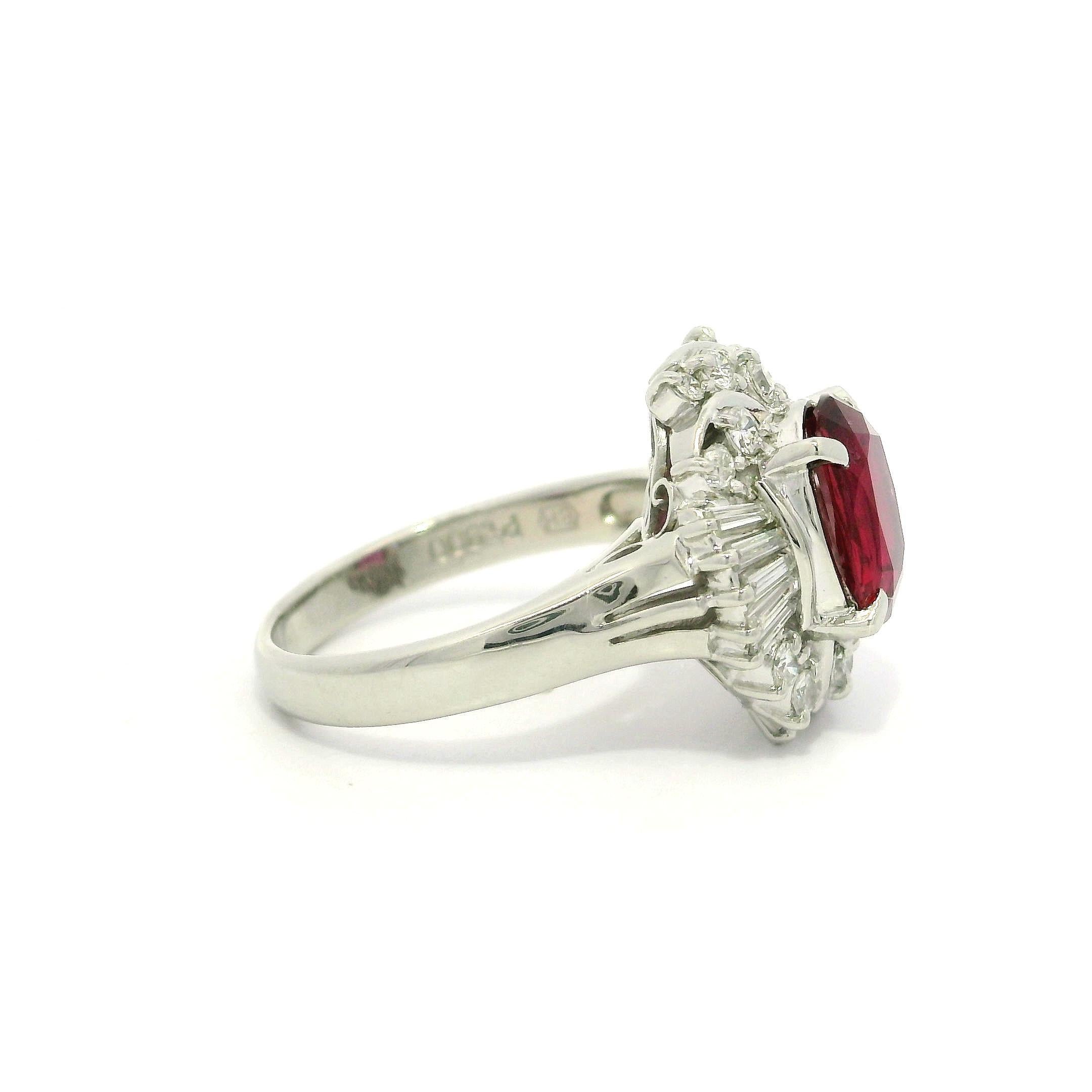 Anello da cocktail in platino GIA da 1,68 carati con rubino a cuscino, diamanti rotondi e taglio baguette in vendita 1