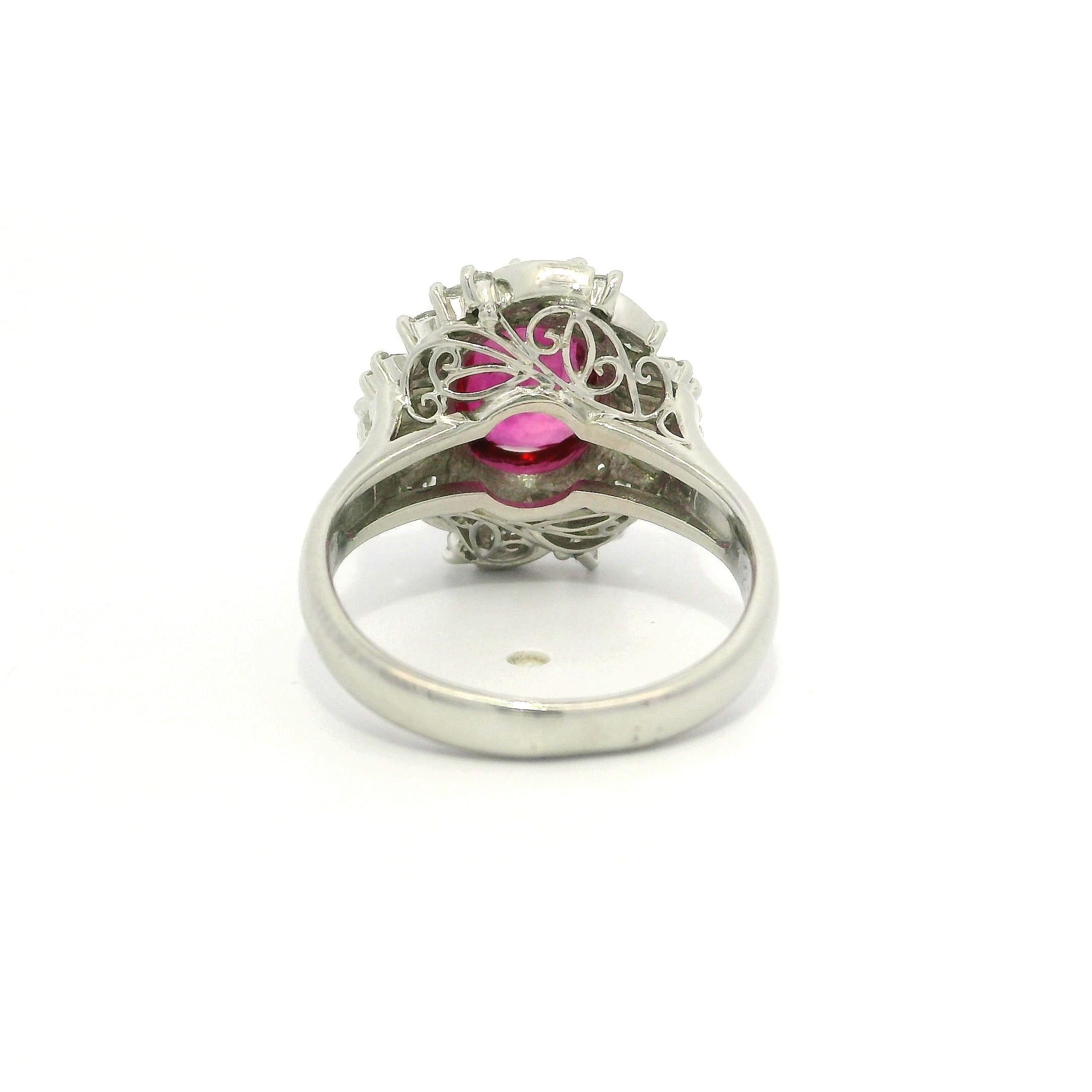 Anello da cocktail in platino GIA da 1,68 carati con rubino a cuscino, diamanti rotondi e taglio baguette in vendita 2