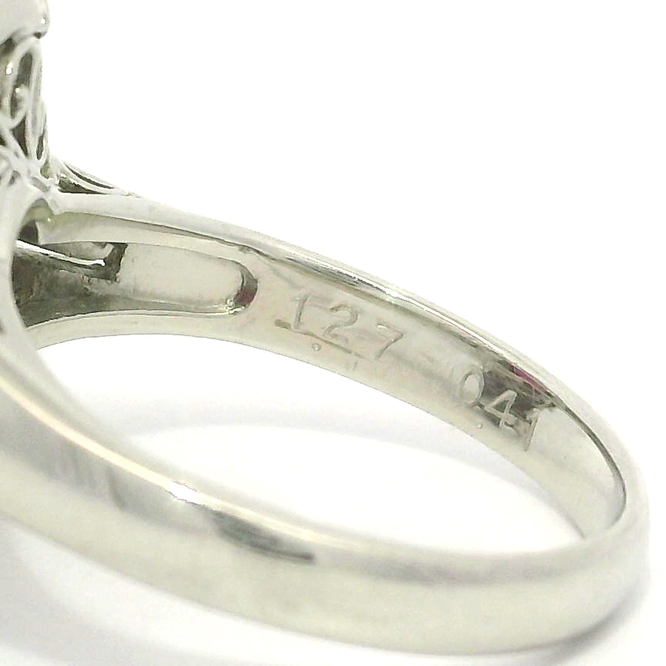 Anello da cocktail in platino GIA da 1,68 carati con rubino a cuscino, diamanti rotondi e taglio baguette in vendita 3