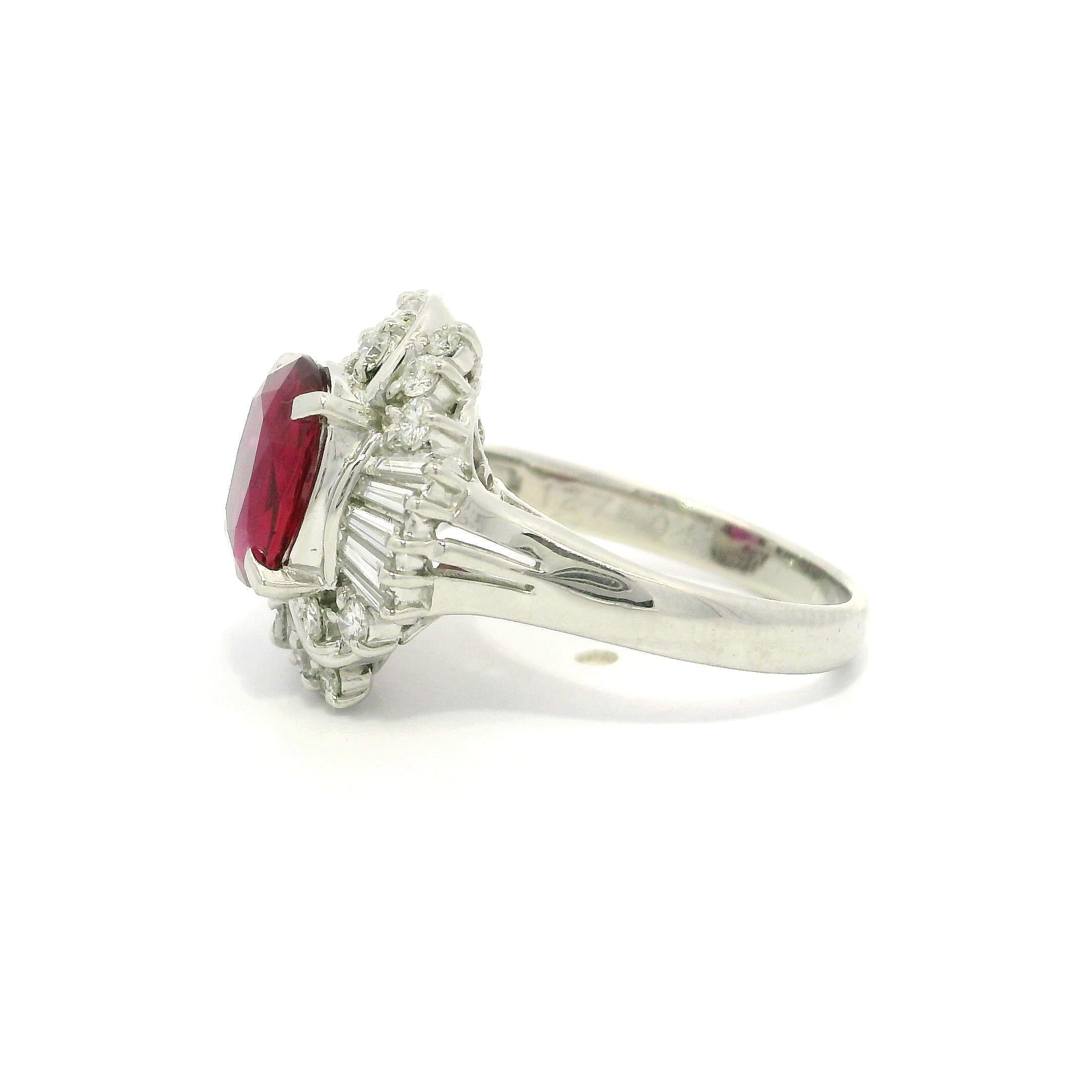 Anello da cocktail in platino GIA da 1,68 carati con rubino a cuscino, diamanti rotondi e taglio baguette in vendita 4