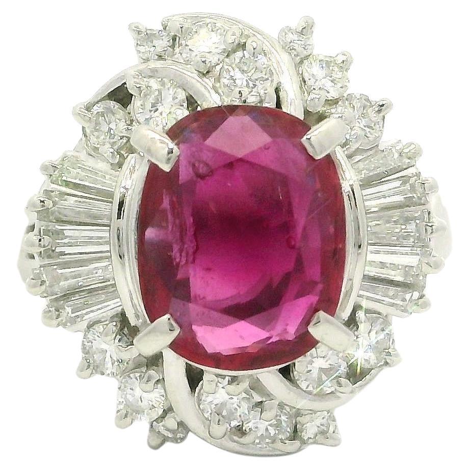 Anello da cocktail in platino GIA da 1,68 carati con rubino a cuscino, diamanti rotondi e taglio baguette
