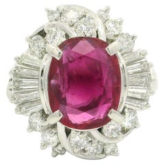 Anello da cocktail in platino GIA da 1,68 carati con rubino a cuscino, diamanti rotondi e taglio baguette