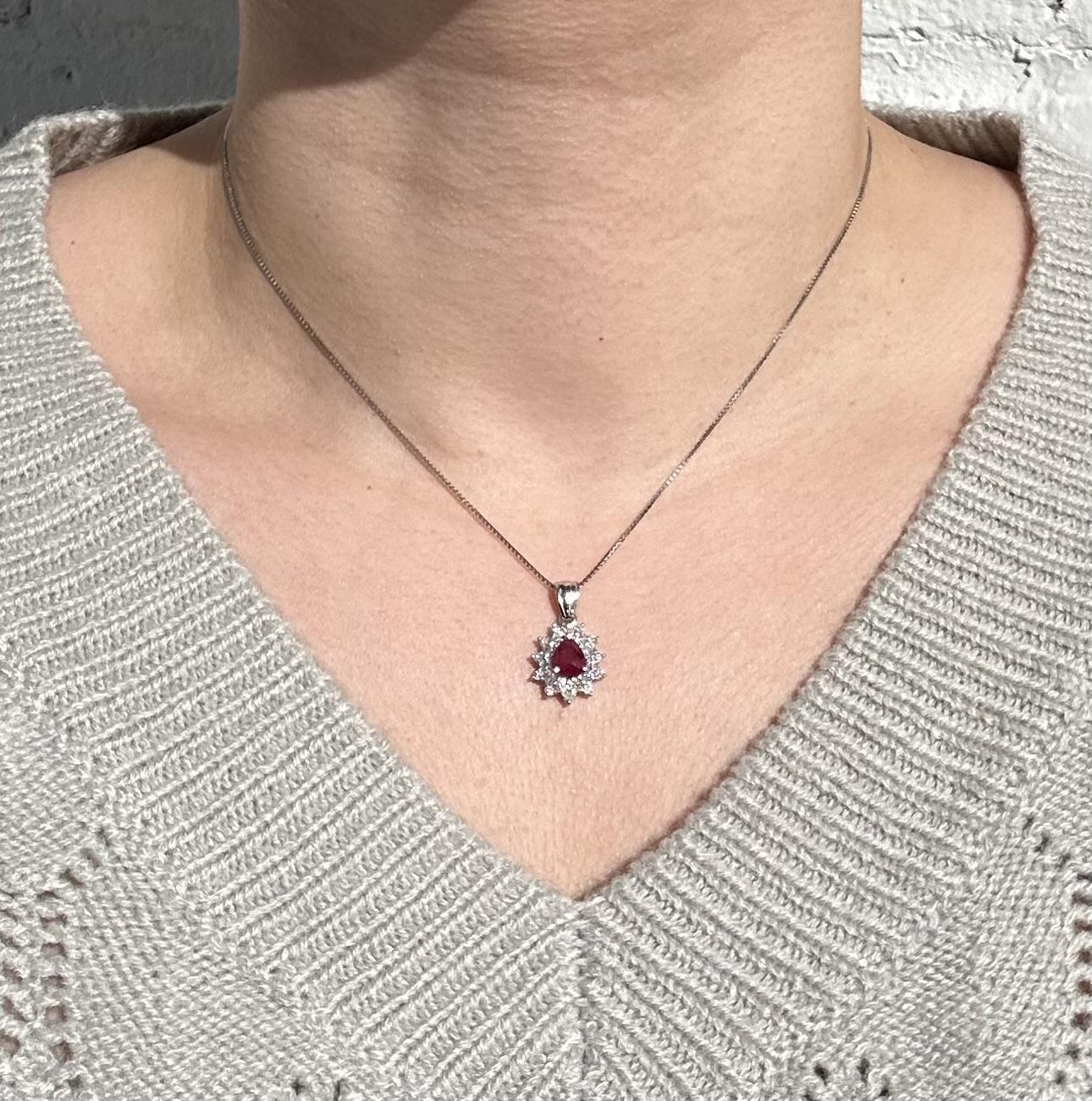 Donna Platino GIA 1,69ctw Pear Burma Ruby & Diamond Pendant Collana a catena regolabile in vendita