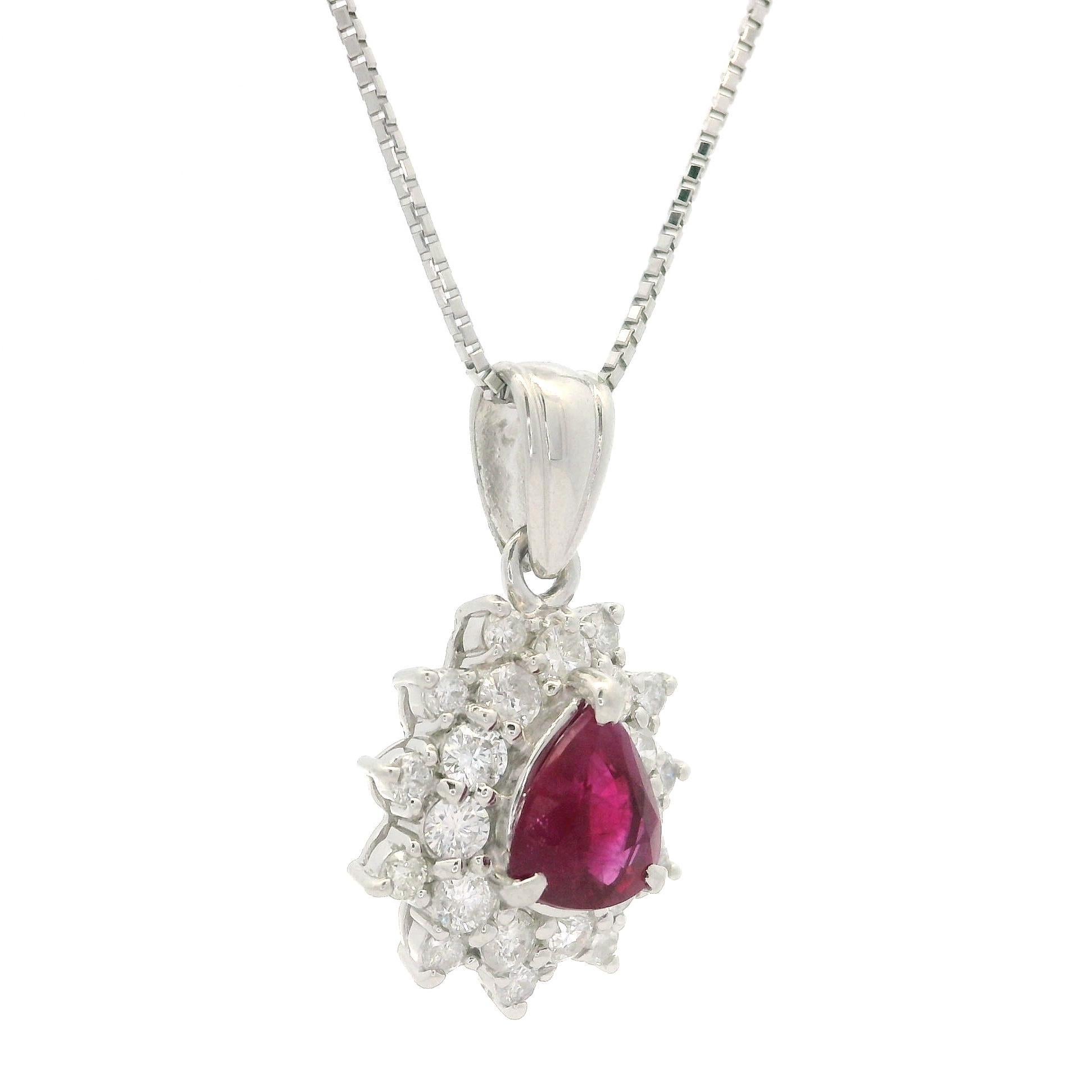 Platino GIA 1,69ctw Pear Burma Ruby & Diamond Pendant Collana a catena regolabile in vendita 1