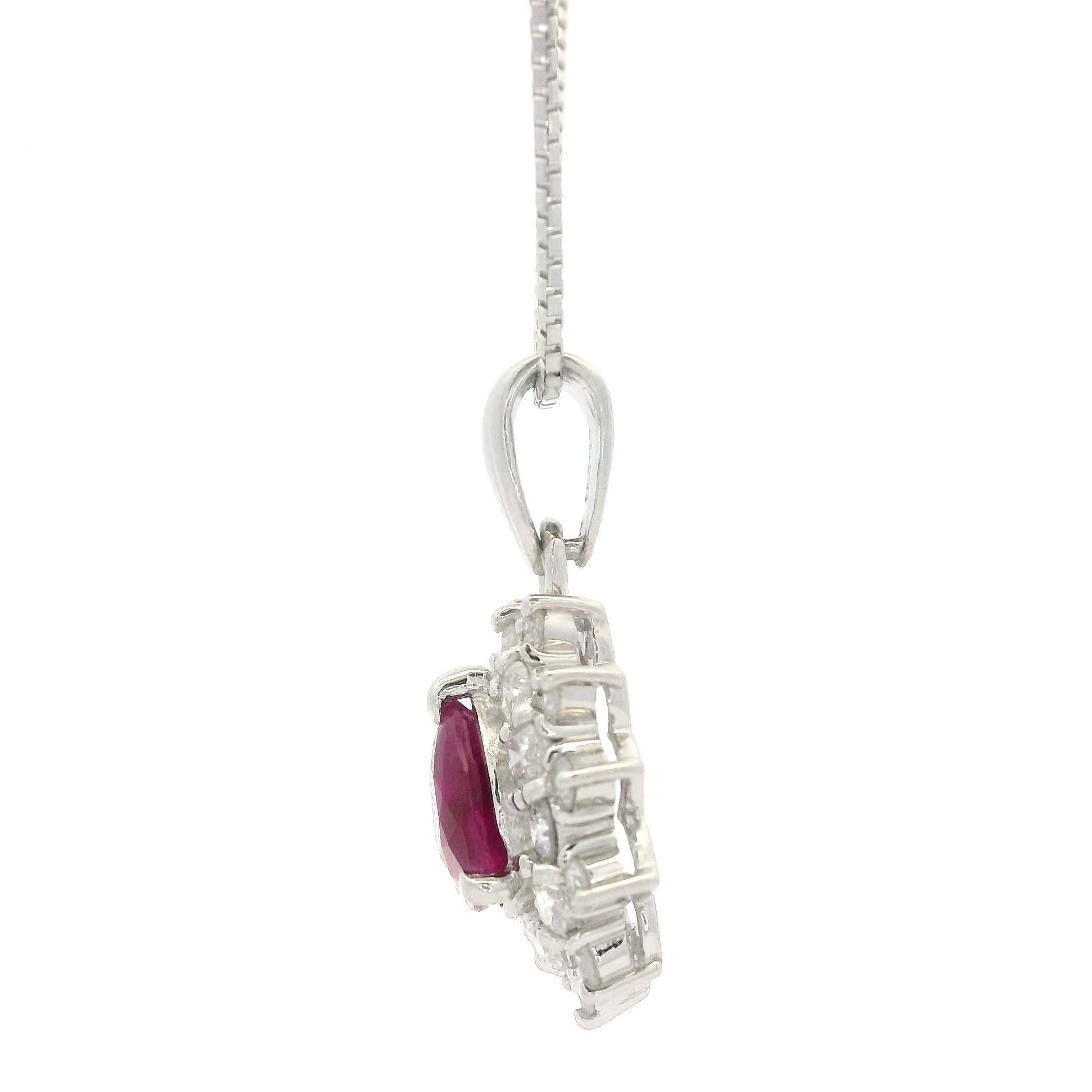 Platino GIA 1,69ctw Pear Burma Ruby & Diamond Pendant Collana a catena regolabile in vendita 3
