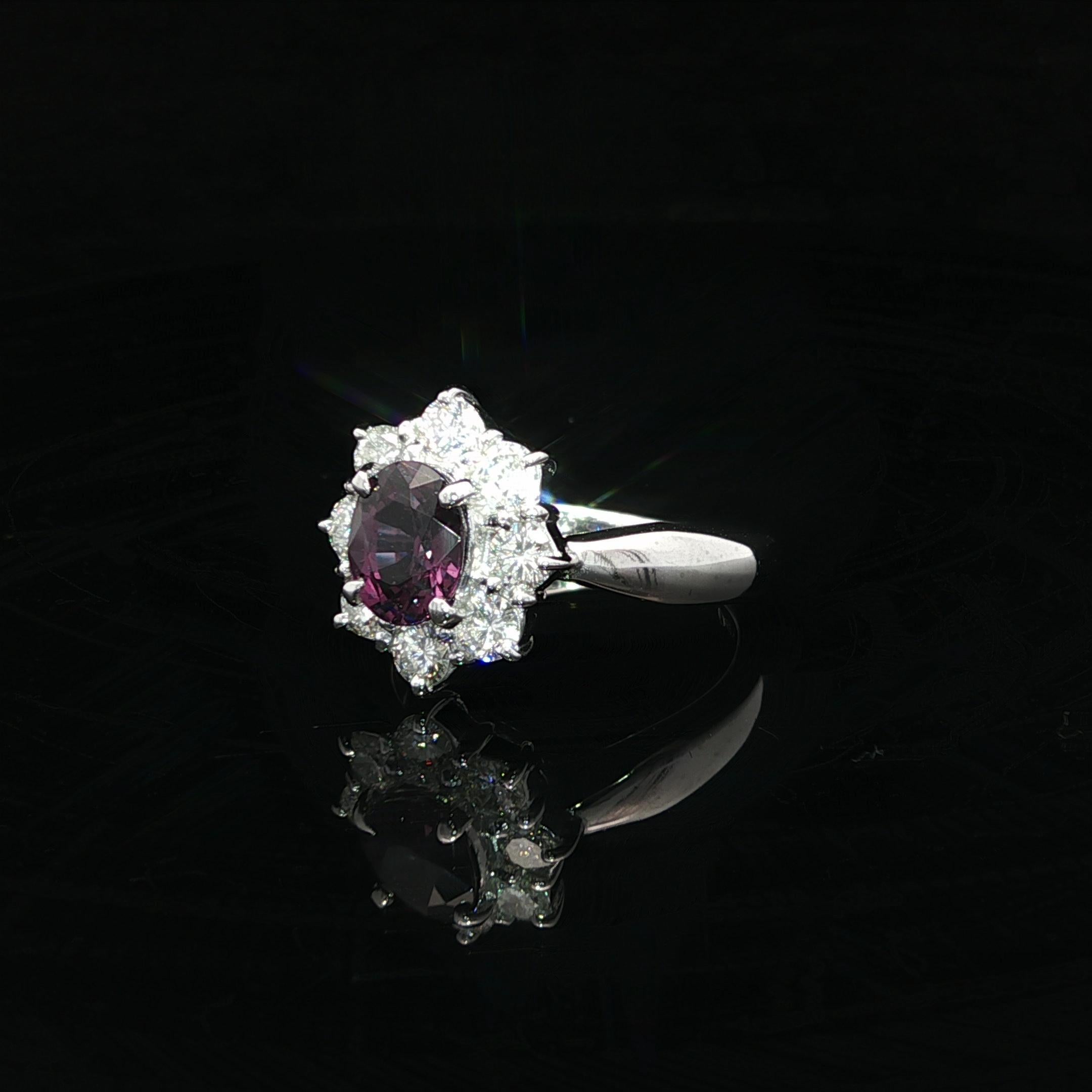 Platino GIA 1.7ct Granate Ovalado con Cambio de Color y Diamante Halo Anillo Flor en Racimo en venta 5
