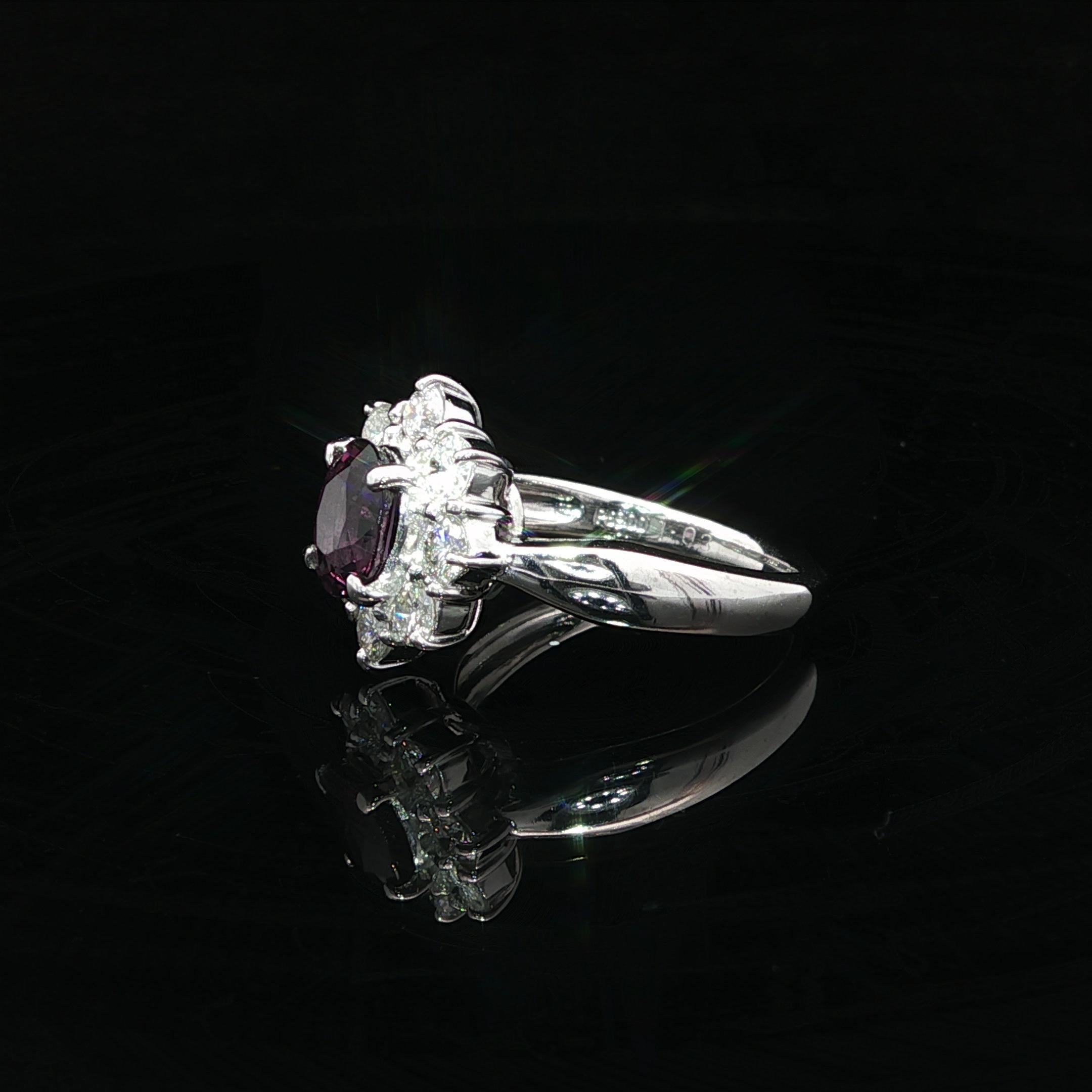 Platino GIA 1.7ct Granate Ovalado con Cambio de Color y Diamante Halo Anillo Flor en Racimo en venta 6