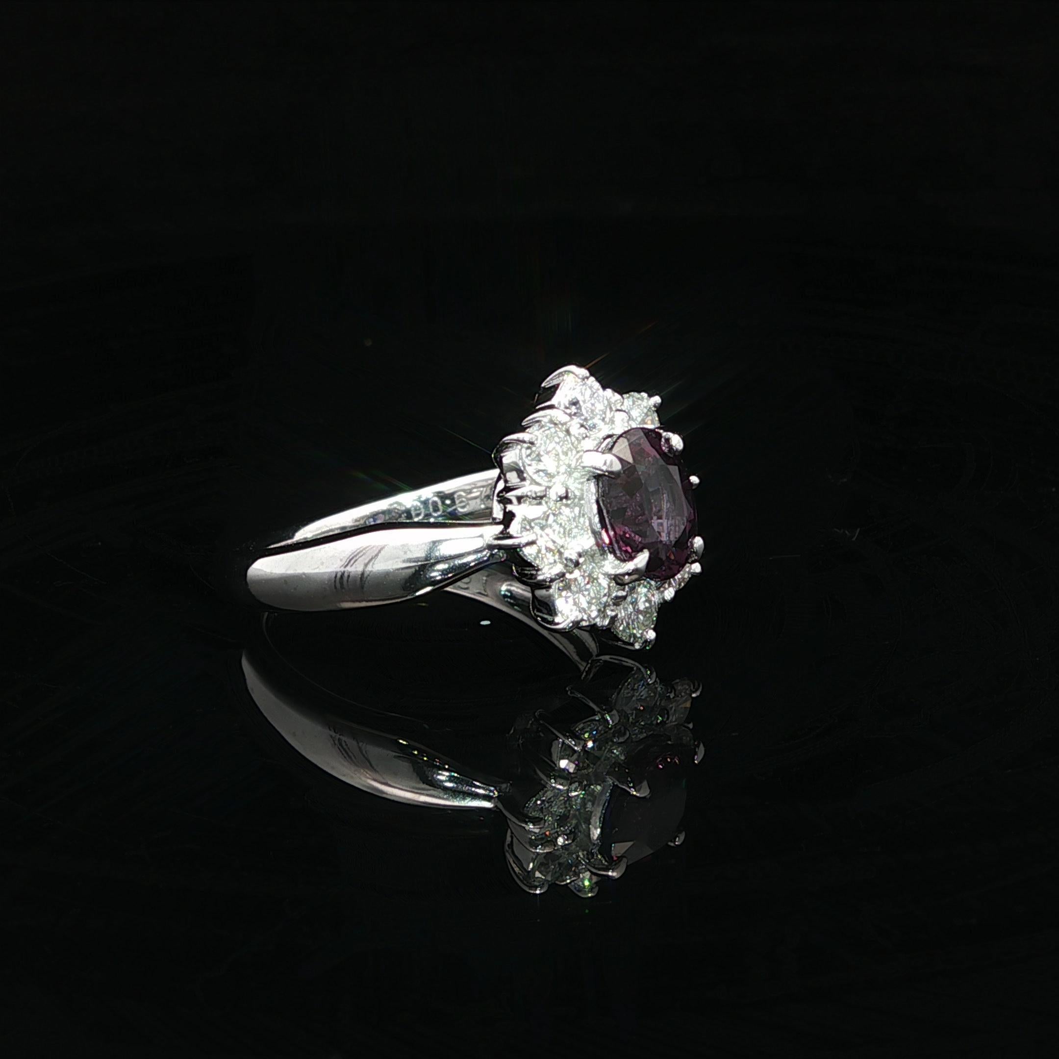 Platino GIA 1.7ct Granate Ovalado con Cambio de Color y Diamante Halo Anillo Flor en Racimo en venta 7