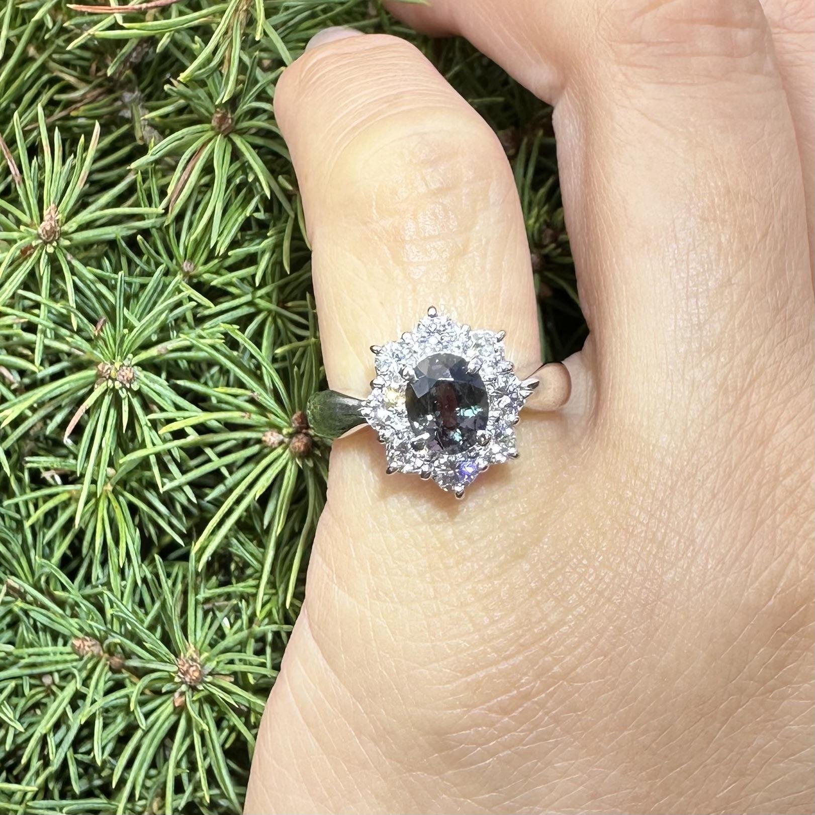 Platino GIA 1.7ct Granate Ovalado con Cambio de Color y Diamante Halo Anillo Flor en Racimo en venta 9