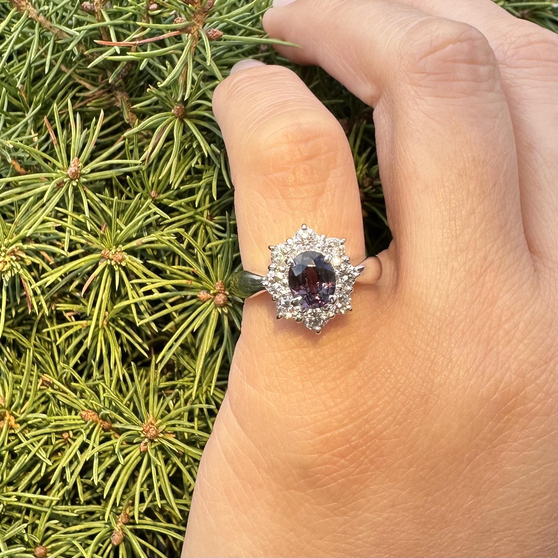 Platino GIA 1.7ct Granate Ovalado con Cambio de Color y Diamante Halo Anillo Flor en Racimo en venta 10