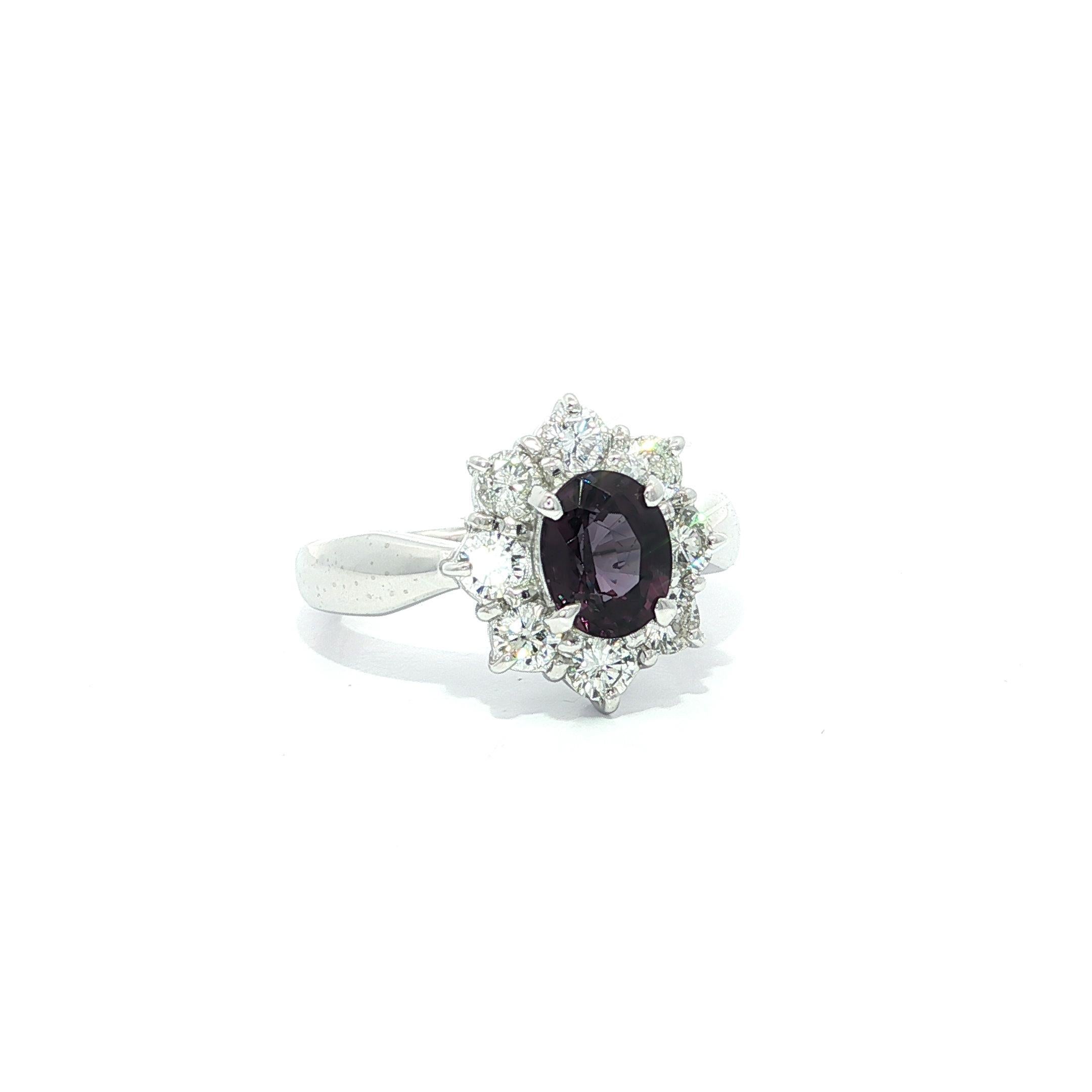 Platino GIA 1.7ct Granate Ovalado con Cambio de Color y Diamante Halo Anillo Flor en Racimo Corte brillante en venta