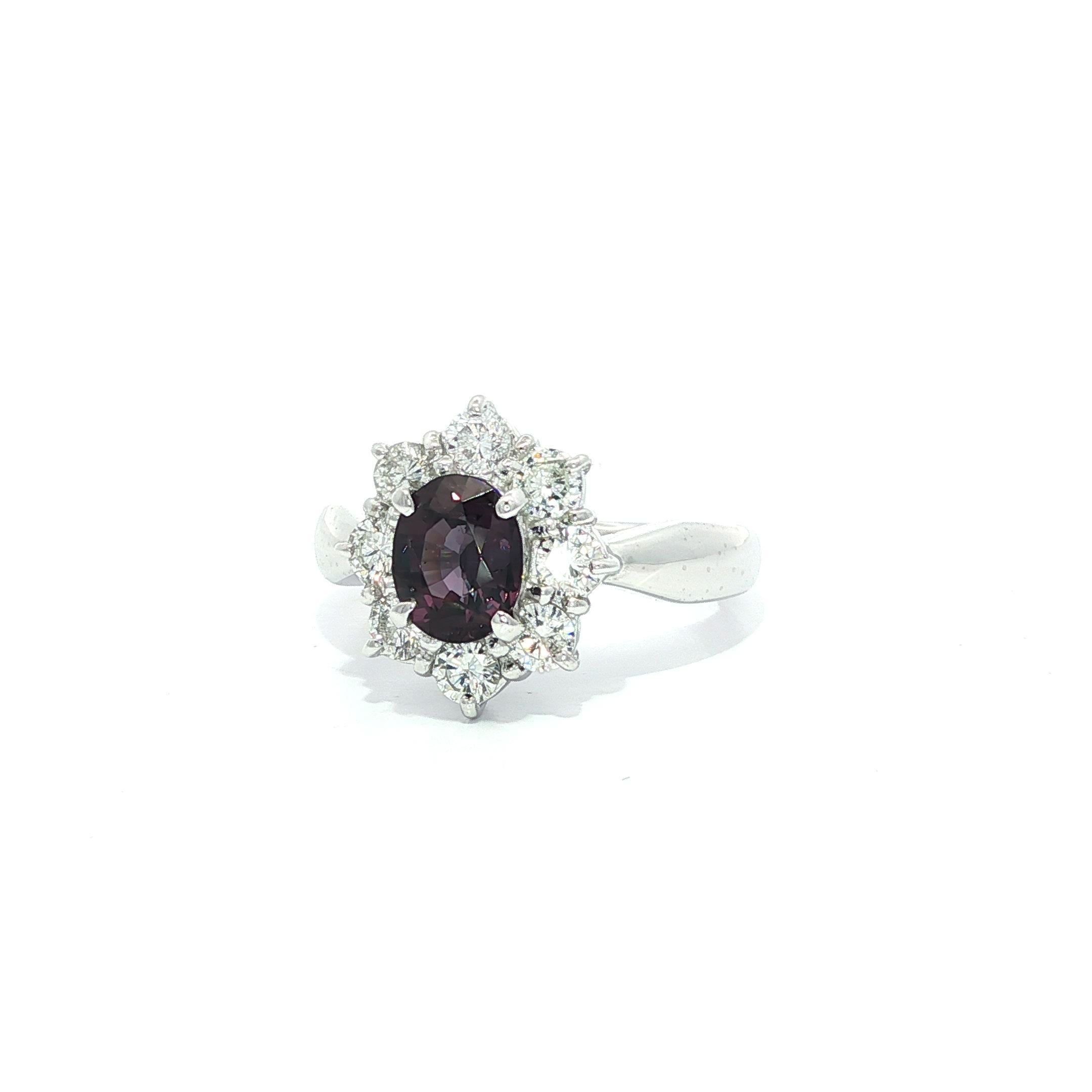Platino GIA 1.7ct Granate Ovalado con Cambio de Color y Diamante Halo Anillo Flor en Racimo en Excelente estado para la venta en Montclair, NJ