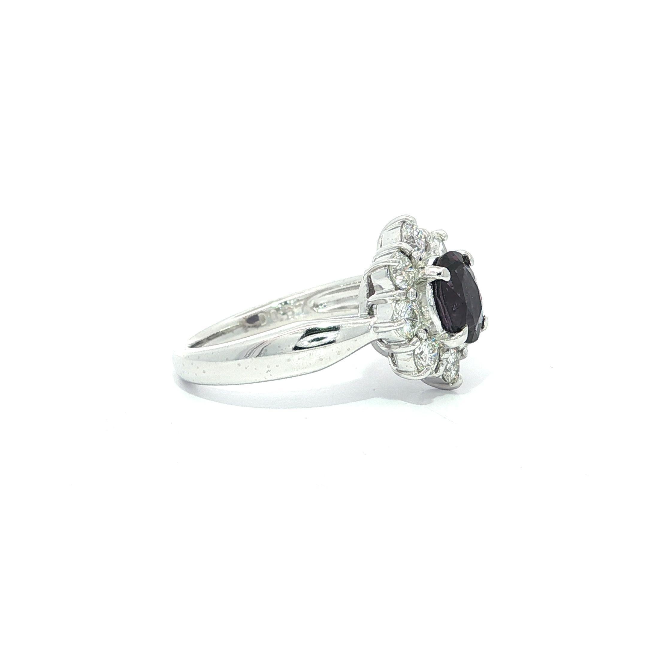 De las mujeres Platino GIA 1.7ct Granate Ovalado con Cambio de Color y Diamante Halo Anillo Flor en Racimo en venta