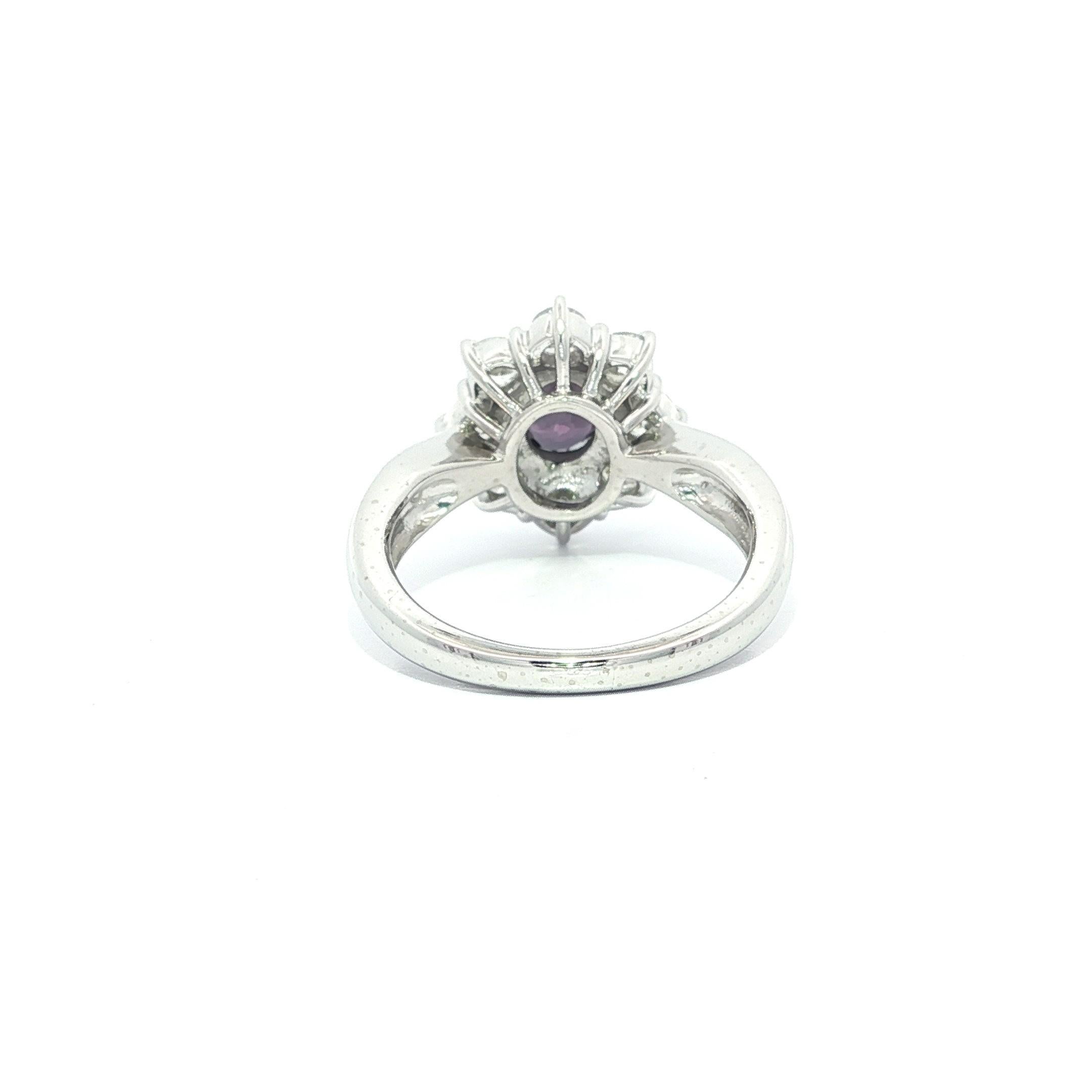 Platino GIA 1.7ct Granate Ovalado con Cambio de Color y Diamante Halo Anillo Flor en Racimo en venta 1