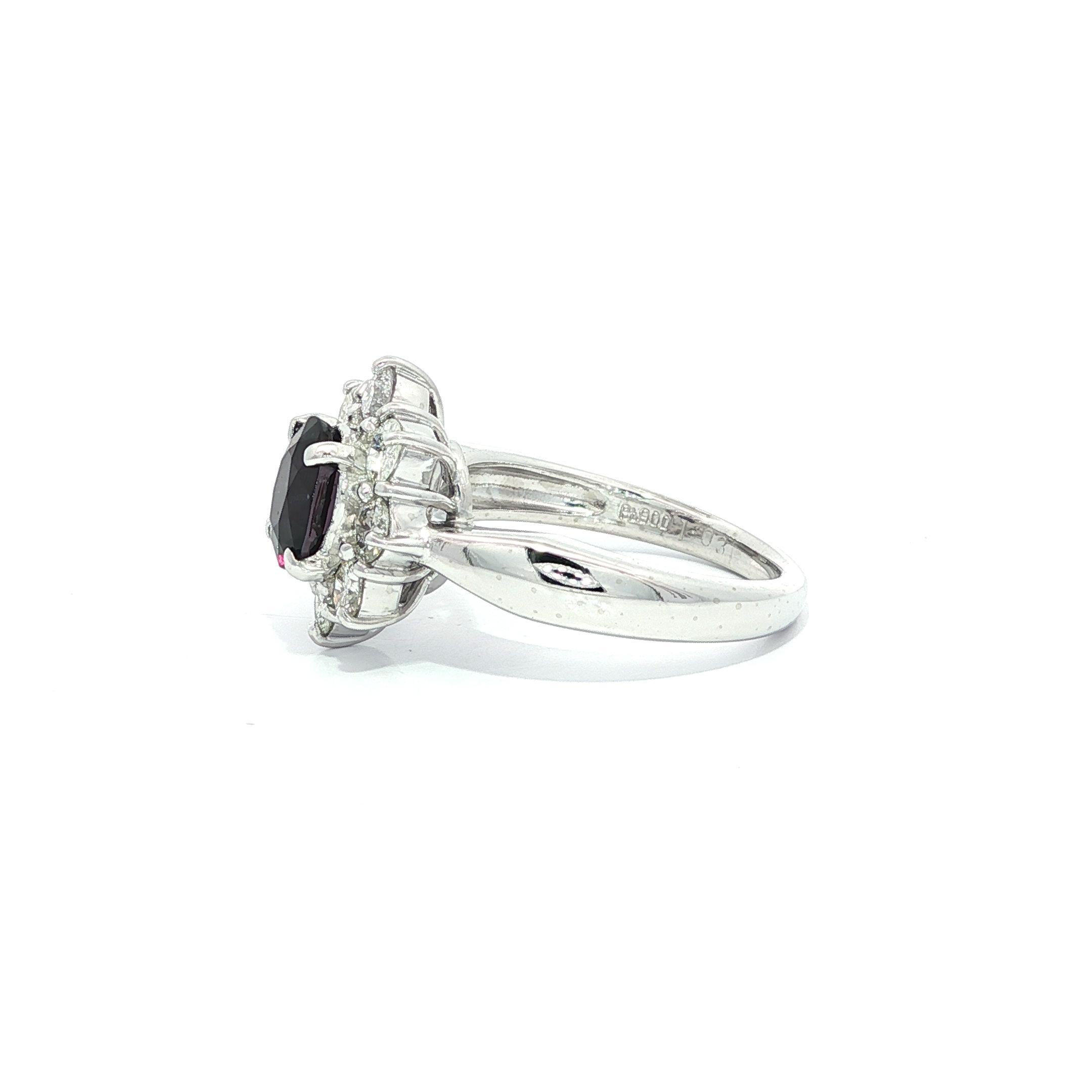 Platino GIA 1.7ct Granate Ovalado con Cambio de Color y Diamante Halo Anillo Flor en Racimo en venta 2