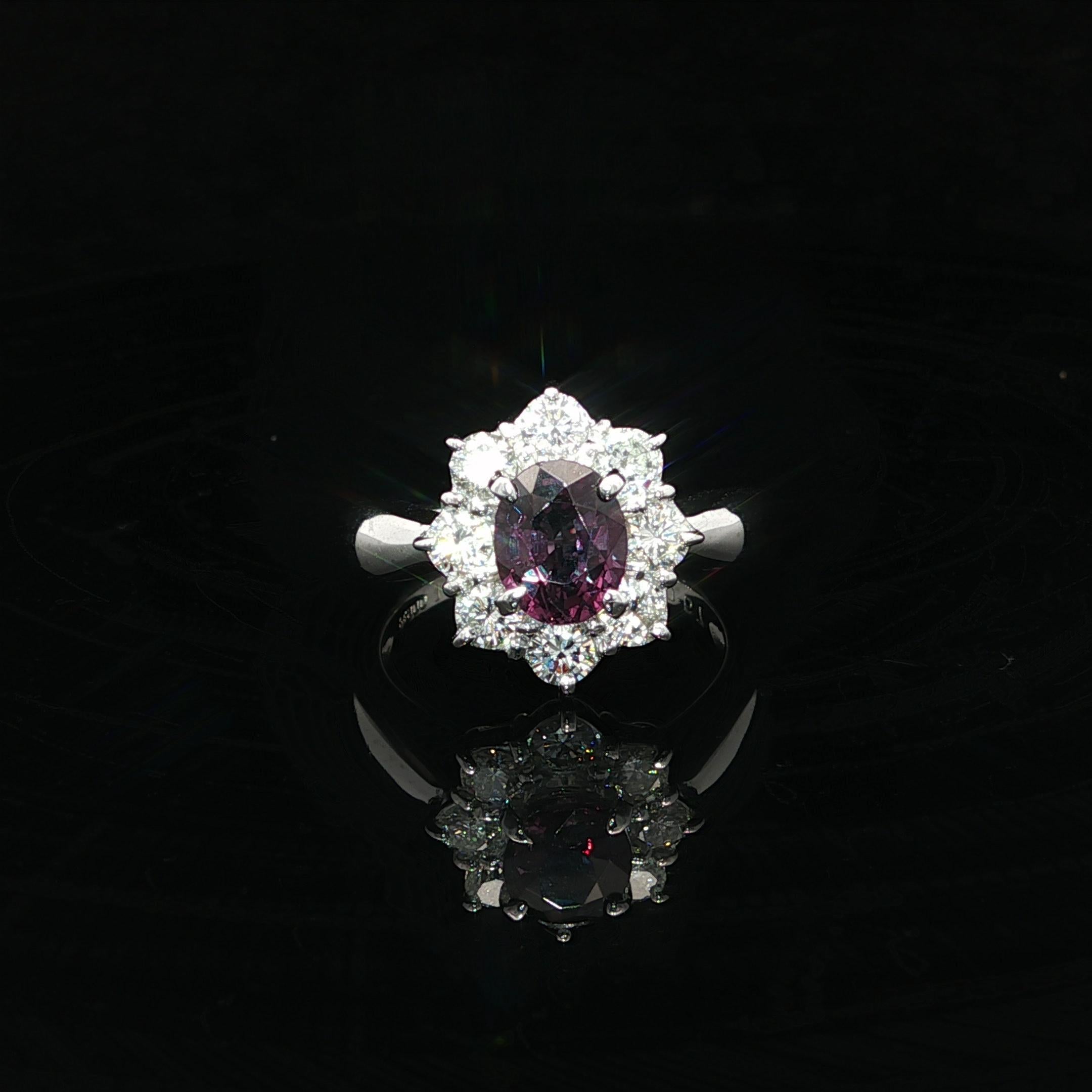Platino GIA 1.7ct Granate Ovalado con Cambio de Color y Diamante Halo Anillo Flor en Racimo en venta 3