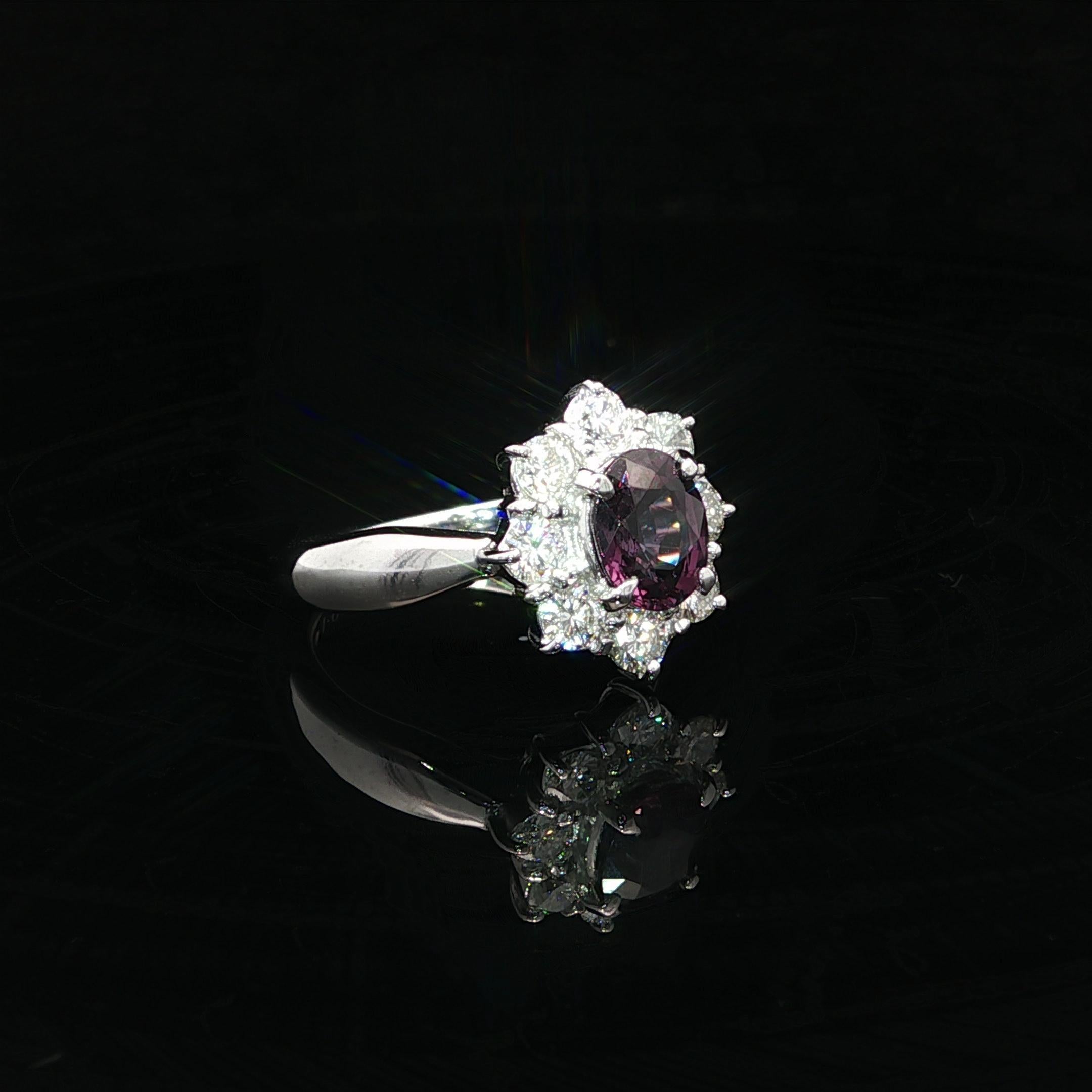 Platino GIA 1.7ct Granate Ovalado con Cambio de Color y Diamante Halo Anillo Flor en Racimo en venta 4