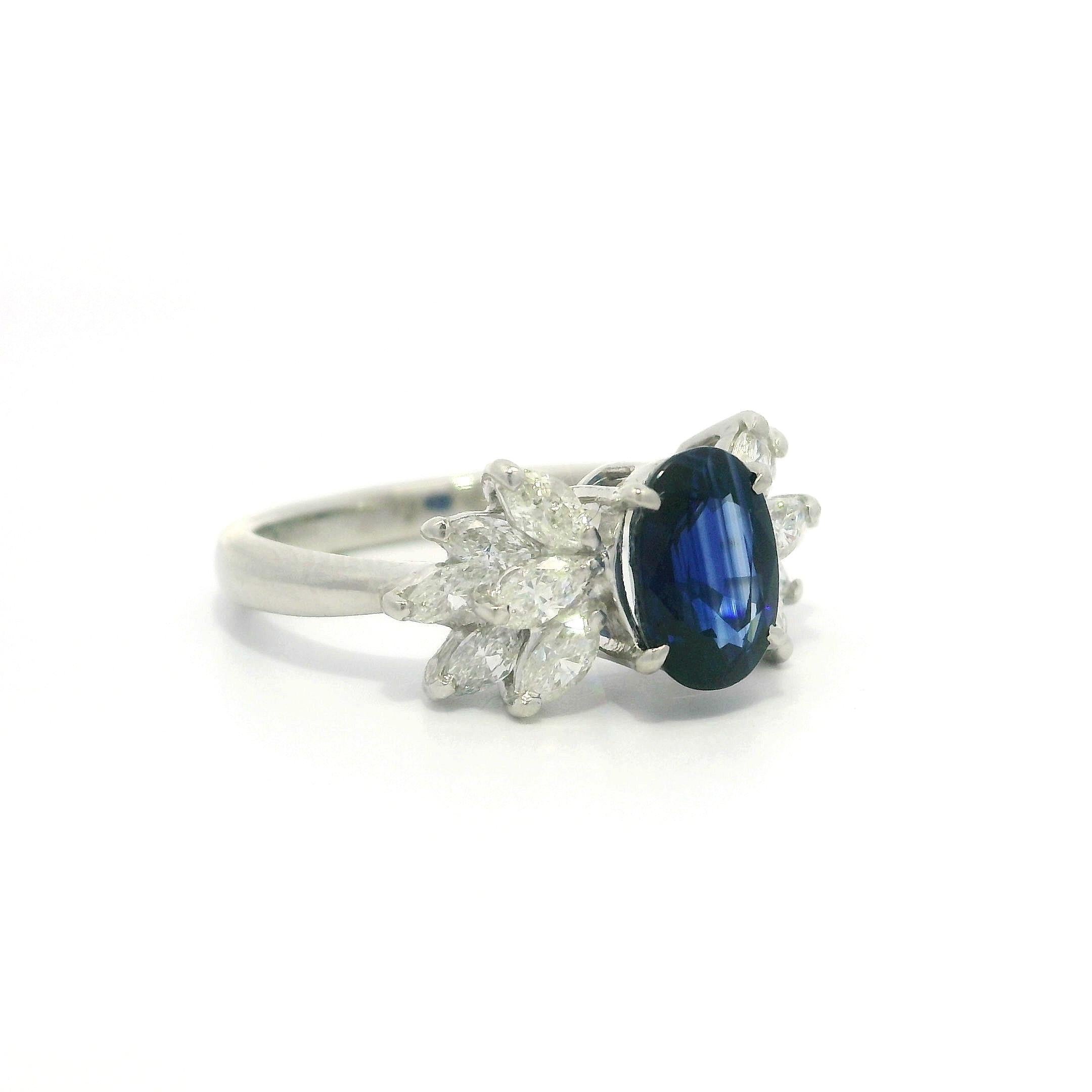 Bague d'appoint en platine avec saphir bleu roi ovale et diamants marquises de 1,7 carat certifiés GIA en vente 5