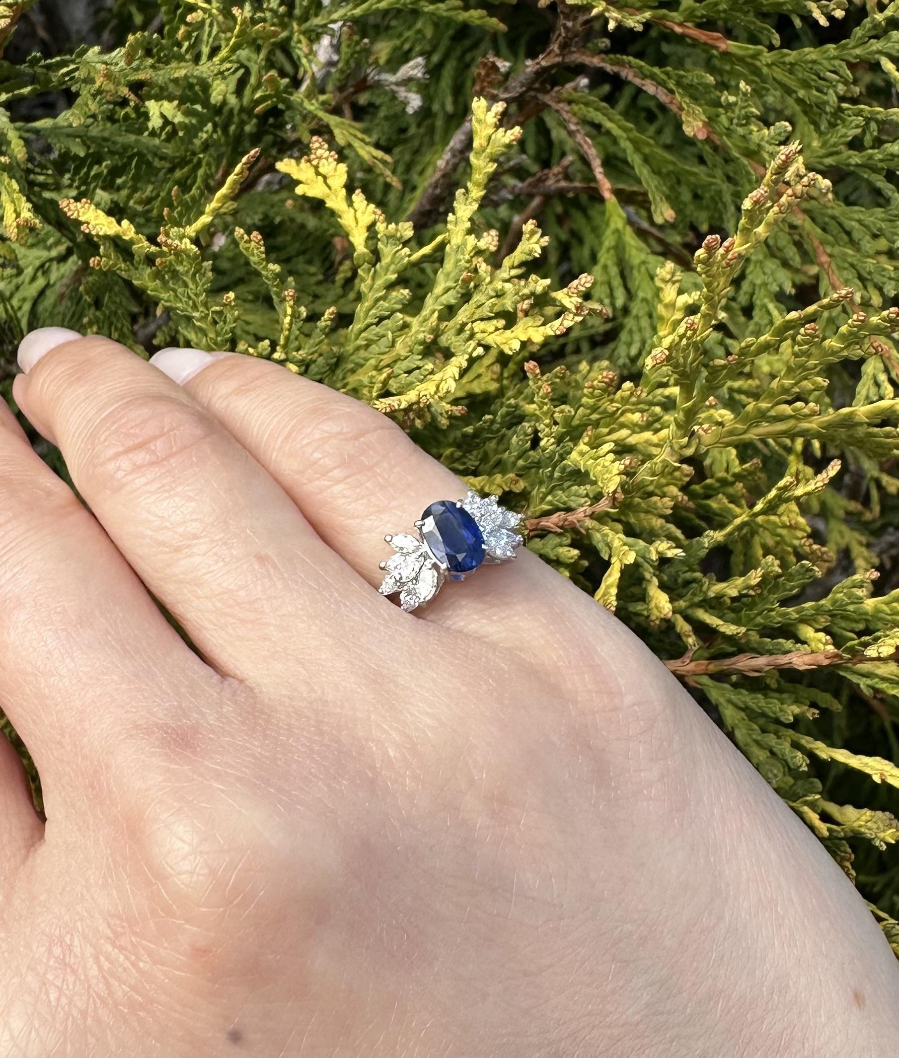 Taille brillant Bague d'appoint en platine avec saphir bleu roi ovale et diamants marquises de 1,7 carat certifiés GIA en vente